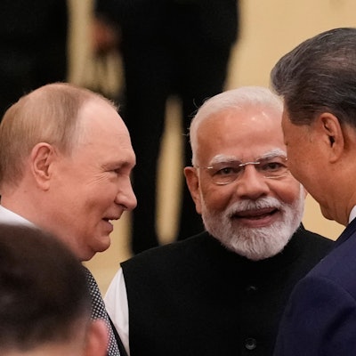Der russische Präsident Wladimir Putin (l-r), der indische Premierminister Narendra Modi und der chinesische Präsident Xi Jinping unterhalten sich vor dem Gipfeltreffen der Shanghaier Organisation für Zusammenarbeit in China.