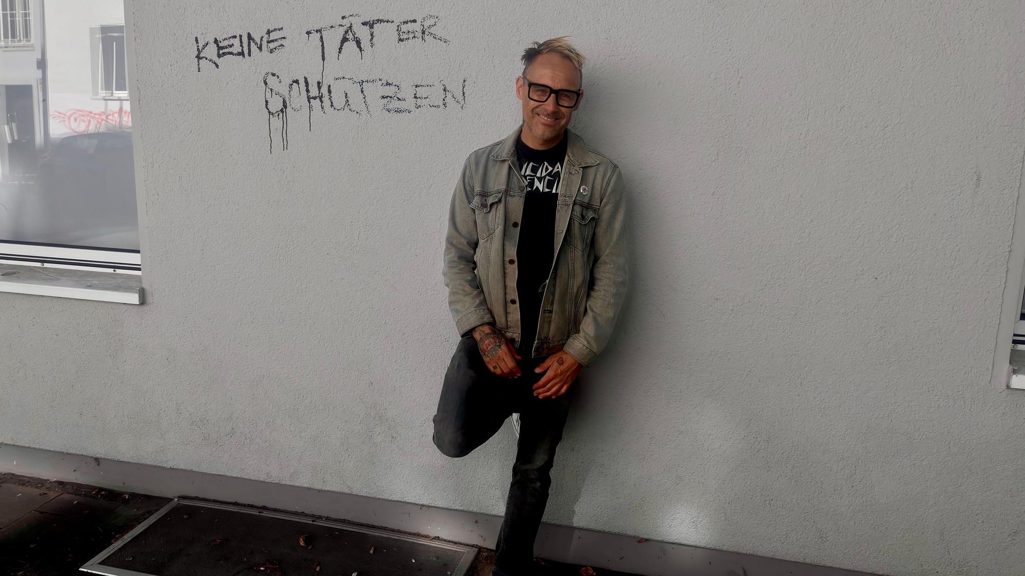 Das Bild zeigt Ingo Knollmann, Sänger der Donots, wie er in Münster an einer Hauswand lehnt. Foto: Kevin Goonewardena