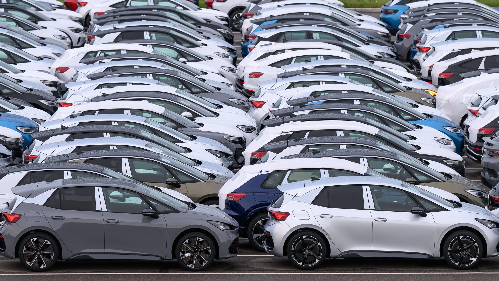 Ein Parkplatz voller Autos, die in mehreren Reihen hintereinander stehen.