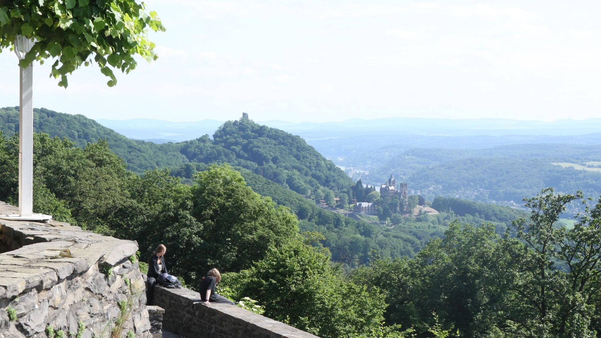 Blick auf den Drachenfels, darunter liegt majestätisch die Drachenburg.