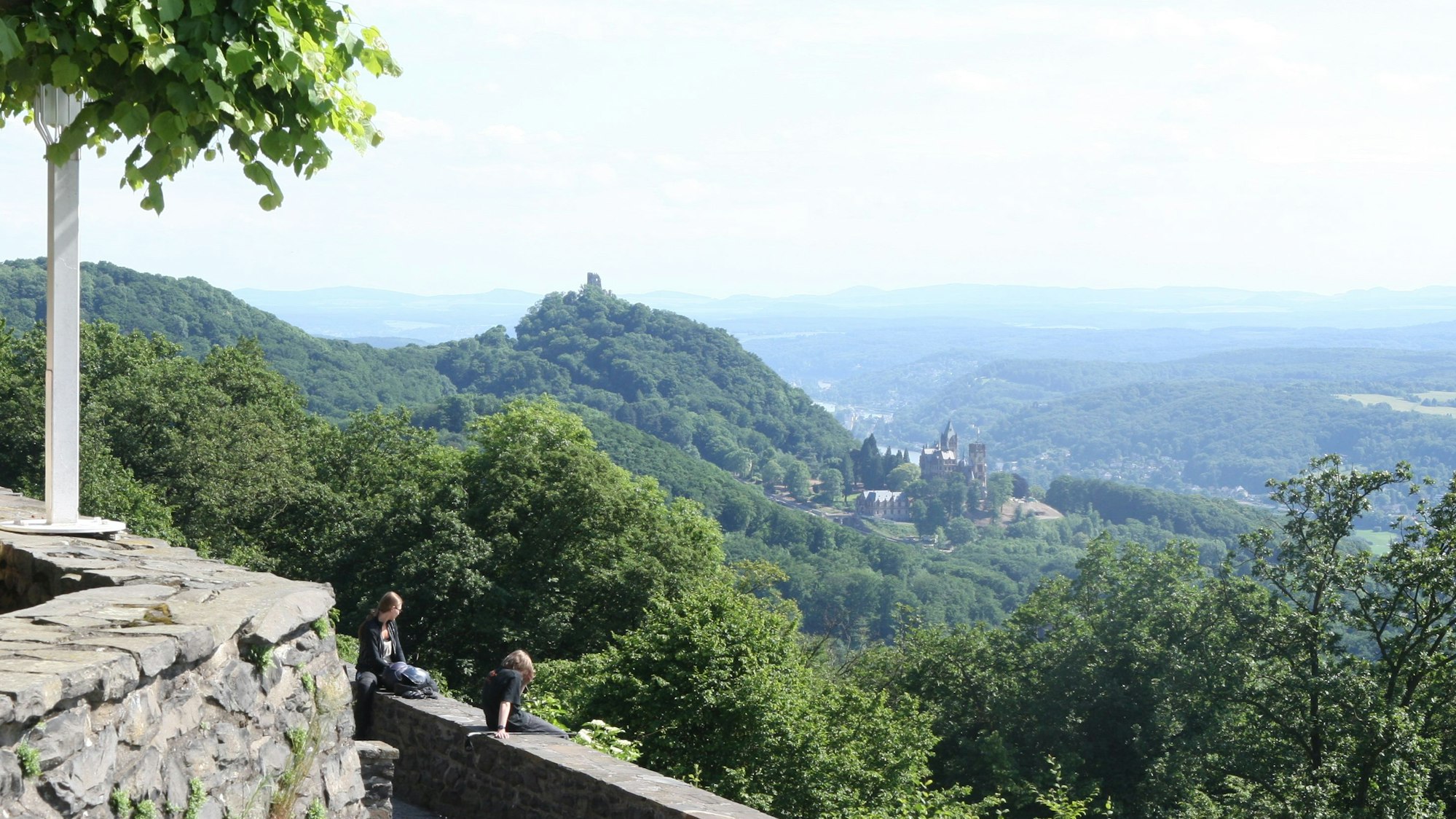 Blick auf den Drachenfels, darunter liegt majestätisch die Drachenburg.