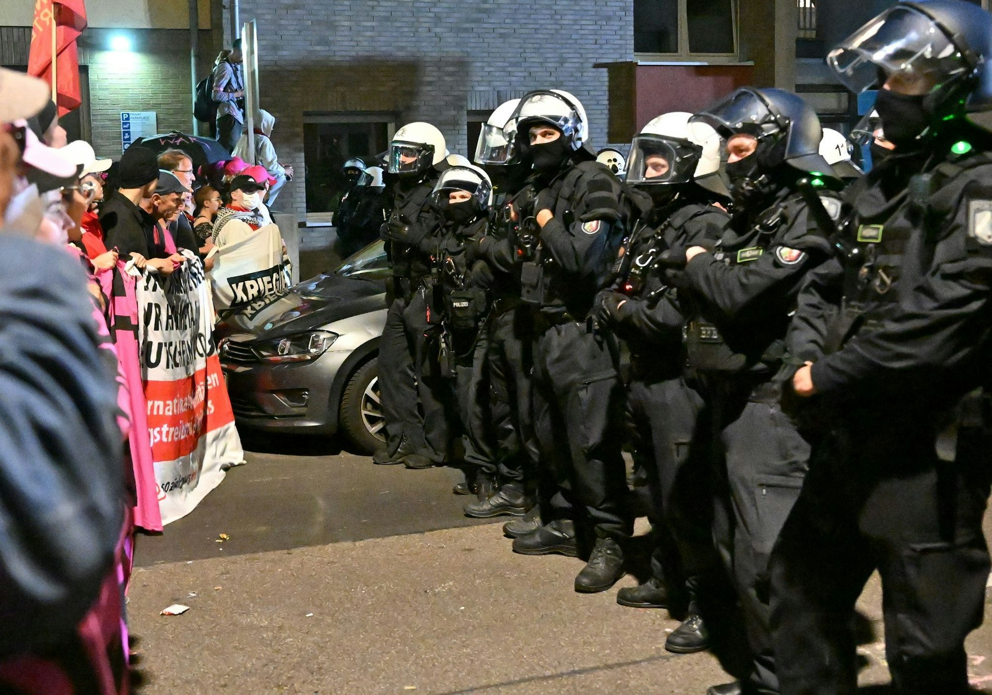 Nach einem Anti-Kriegs-Marsch am vergangenen Samstag machen sich Polizei und Demonstranten gegenseitig Vorwürfe. (Archivbild)