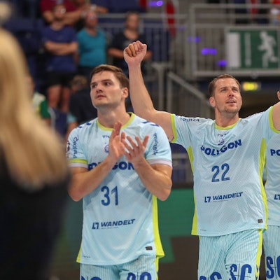 Drei Handballer des VfL Gummersbach jubeln nach dem Sieg im Spiel gegen Hannover.