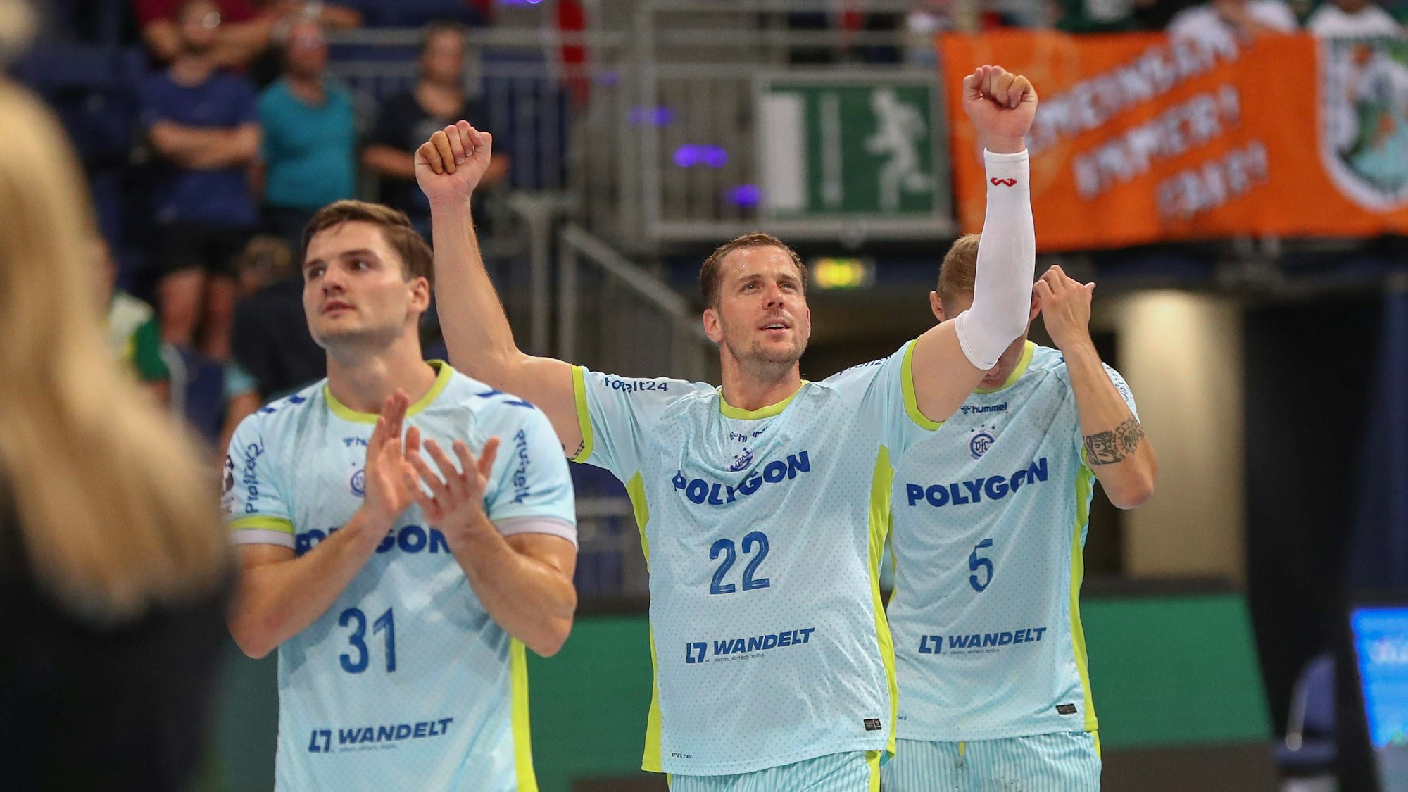 Drei Handballer des VfL Gummersbach jubeln nach dem Sieg im Spiel gegen Hannover.