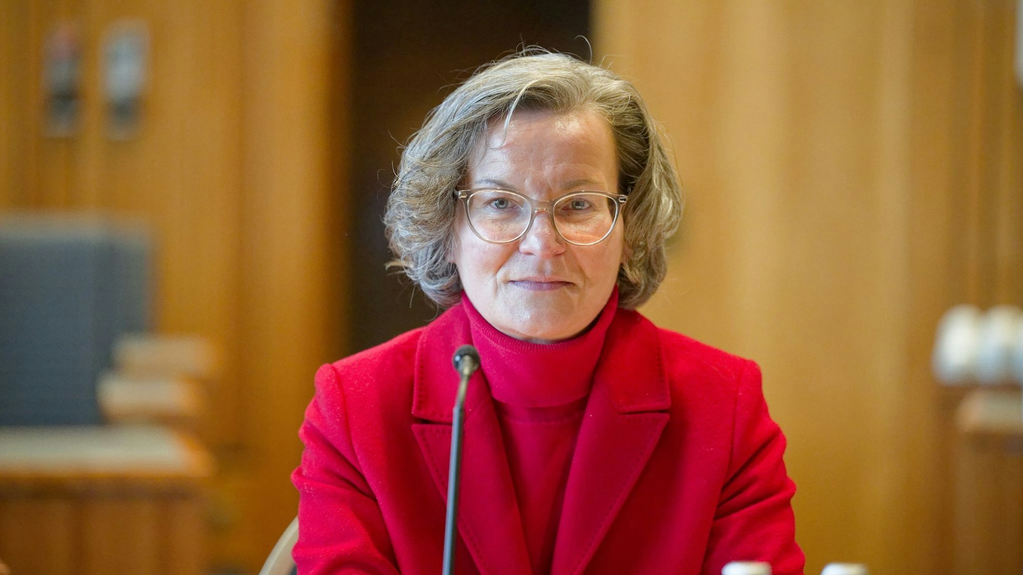Nordrhein-Westfalens Bauministerin Ina Scharrenbach (CDU) kehrt nach ersten Erfolgen ihrer Krebsbehandlung zurück auf das öffentliche Parkett. (Archivbild)