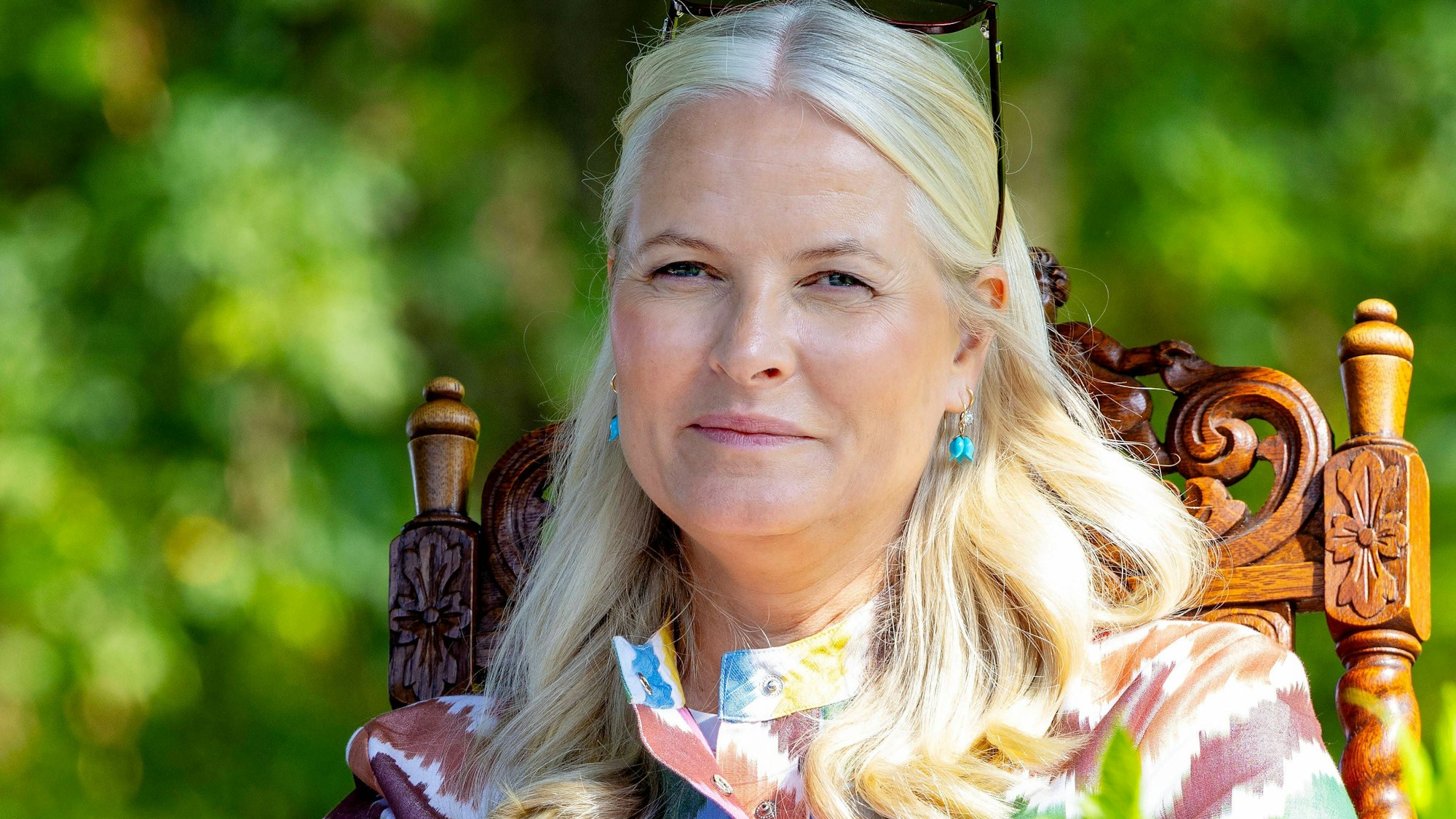 Mette-Marit schaut in die Ferne.