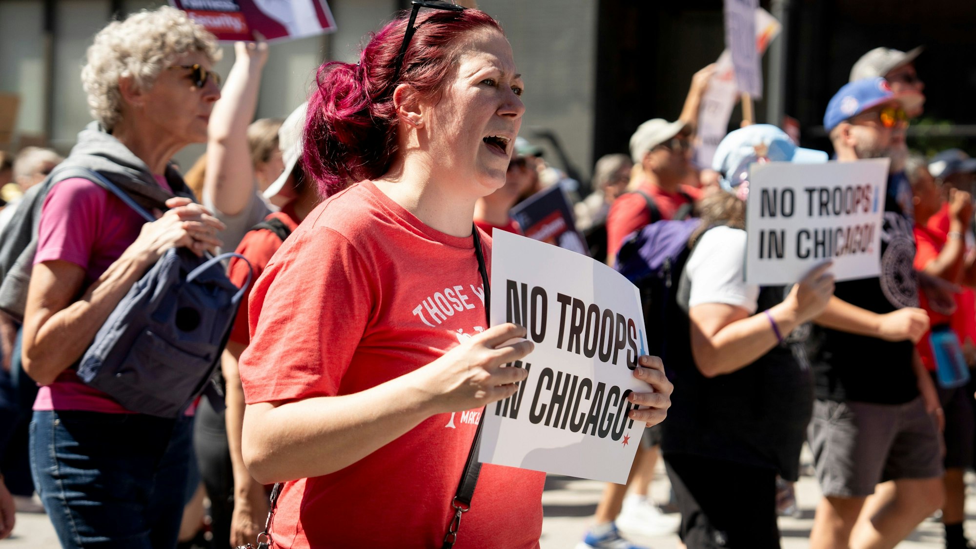 Menschen marschieren im West Loop, wo Aktivisten, Arbeiter und Politiker am Tag der Arbeit gegen US-Präsident Trump und sich für die Rechte der Arbeiter protestieren. (Archivbild)
