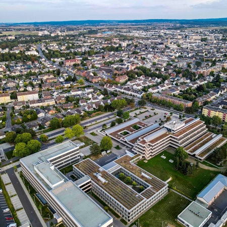 Das Bild zeigt das Kreishaus aus der Luft. Im Hintergrund ist Euskirchen zu erkennen.