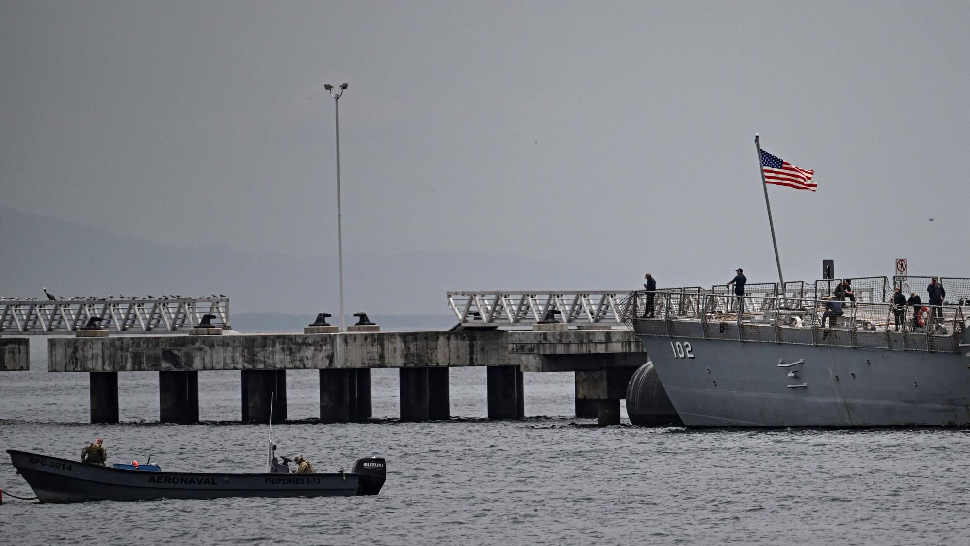 Crew members of the US Navy warship USS Sampson (DDG 102) are pictured at the Amador International Cruise Terminal in Panama City on September 02, 2025. Venezuelan President Nicolas Maduro said on September 1, 2025, that eight US military vessels with 1,200 missiles were targeting his country, which he declared to be in a state of "maximum readiness to defend" itself. (Photo by Martin BERNETTI / AFP)