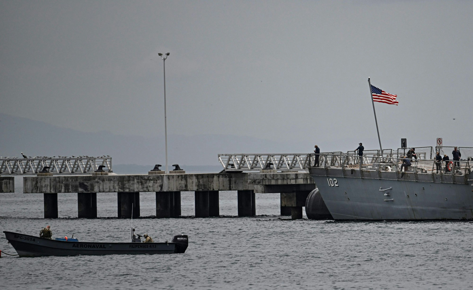 Besatzungsmitglieder des US-Kriegsschiffs USS Sampson sind am 2. September 2025 im Amador International Cruise Terminal in Panama-Stadt zu sehen.