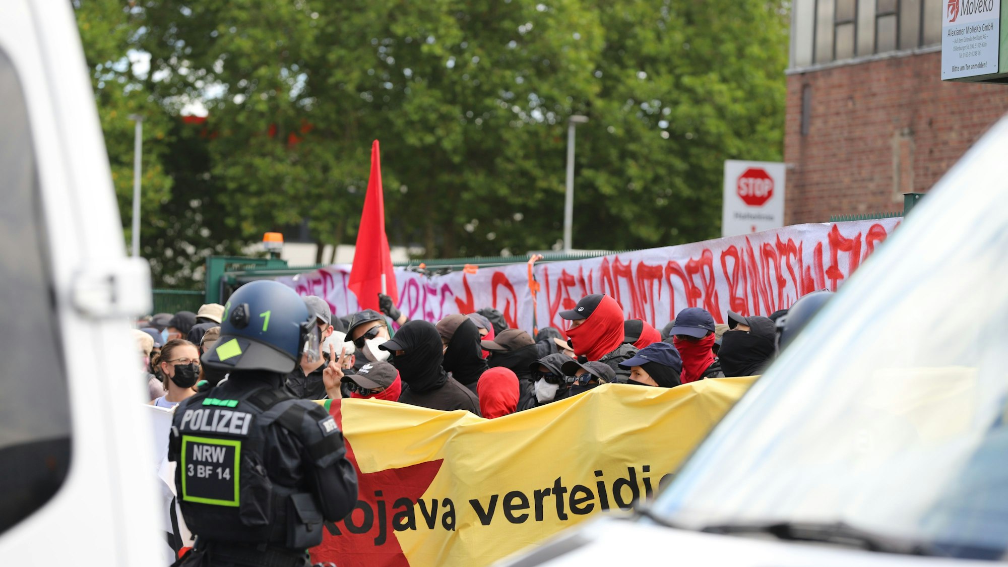 Protestaktion des Bündnisses „Rheinmetall entwaffnen“ vor dem Werkstor der Deutz AG.