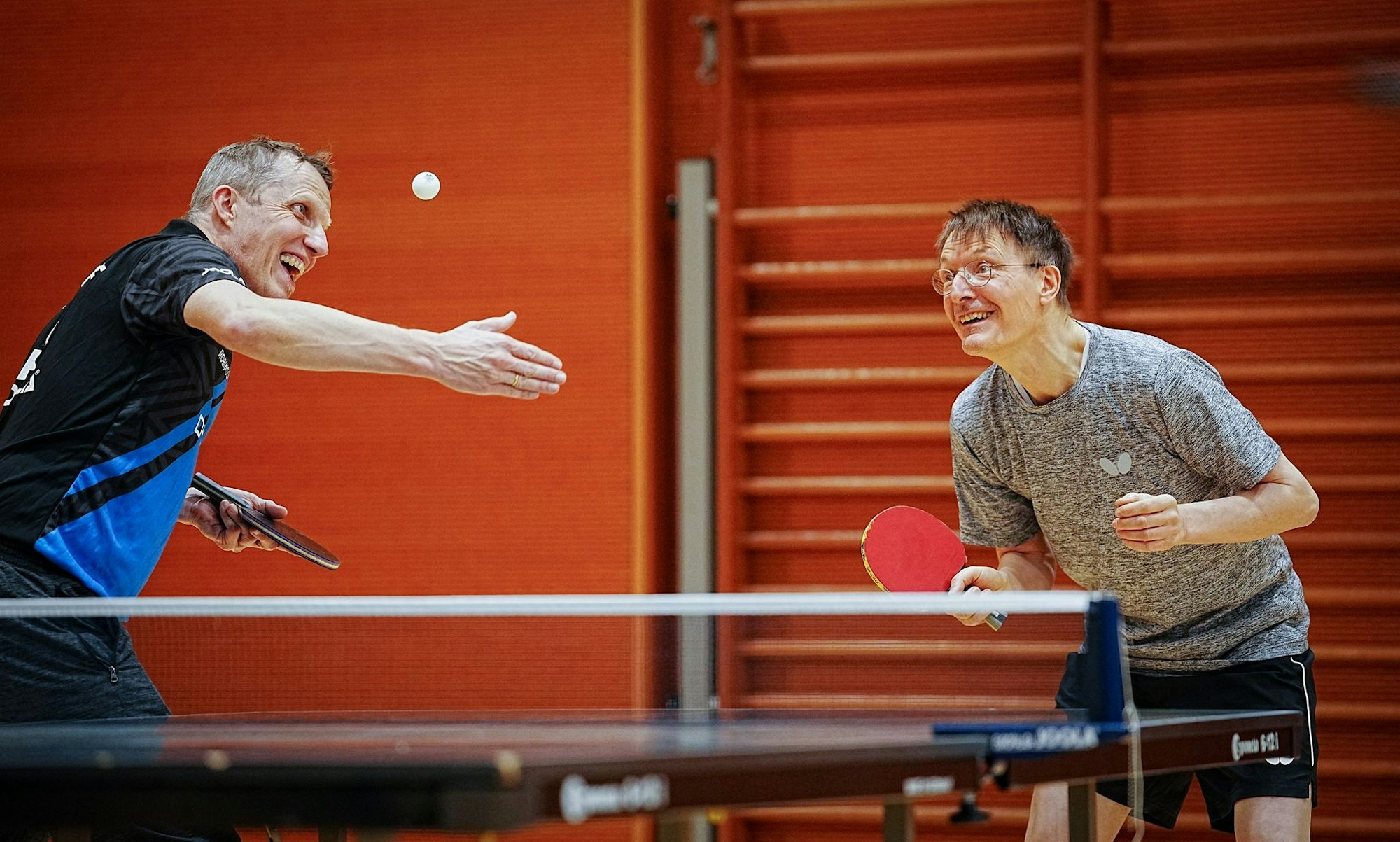 Prominentes Doppel: Tischtennis-Bundestrainer Jörg Rosskopf (l) der damalige Bundesgesundheitsminister Karl Lauterbach (SPD) spielen bei einem Benefizturnier für Parkinson-Erkrankte in der Sporthalle des Deutschen Bundestags.
