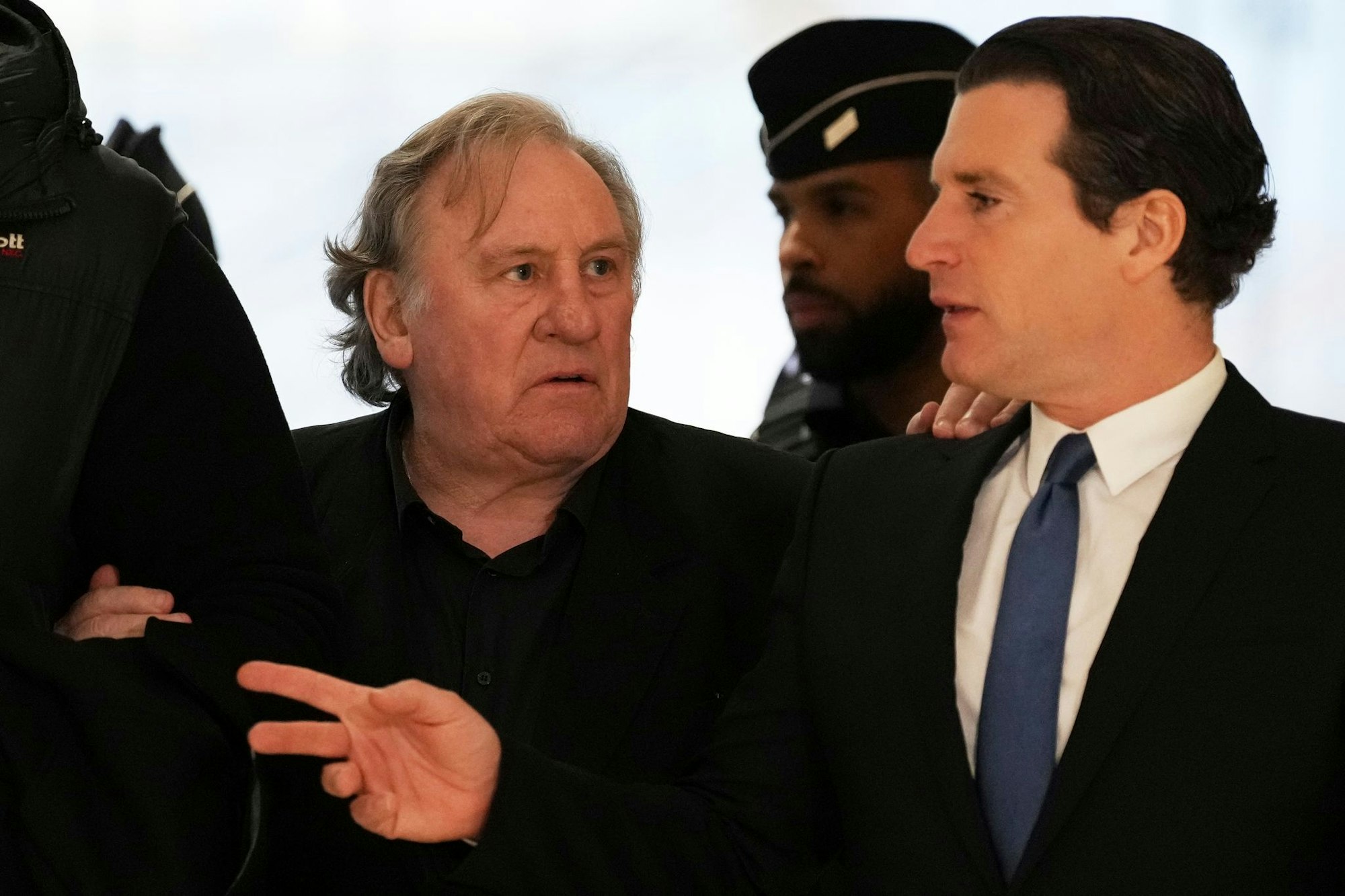 Depardieus Anwalt Jérémie Assous (rechts) kritisiert «unrichtige» Elemente in den Ermittlungen und stellt die Persönlichkeit der Klägerin infrage. (Archivbild)