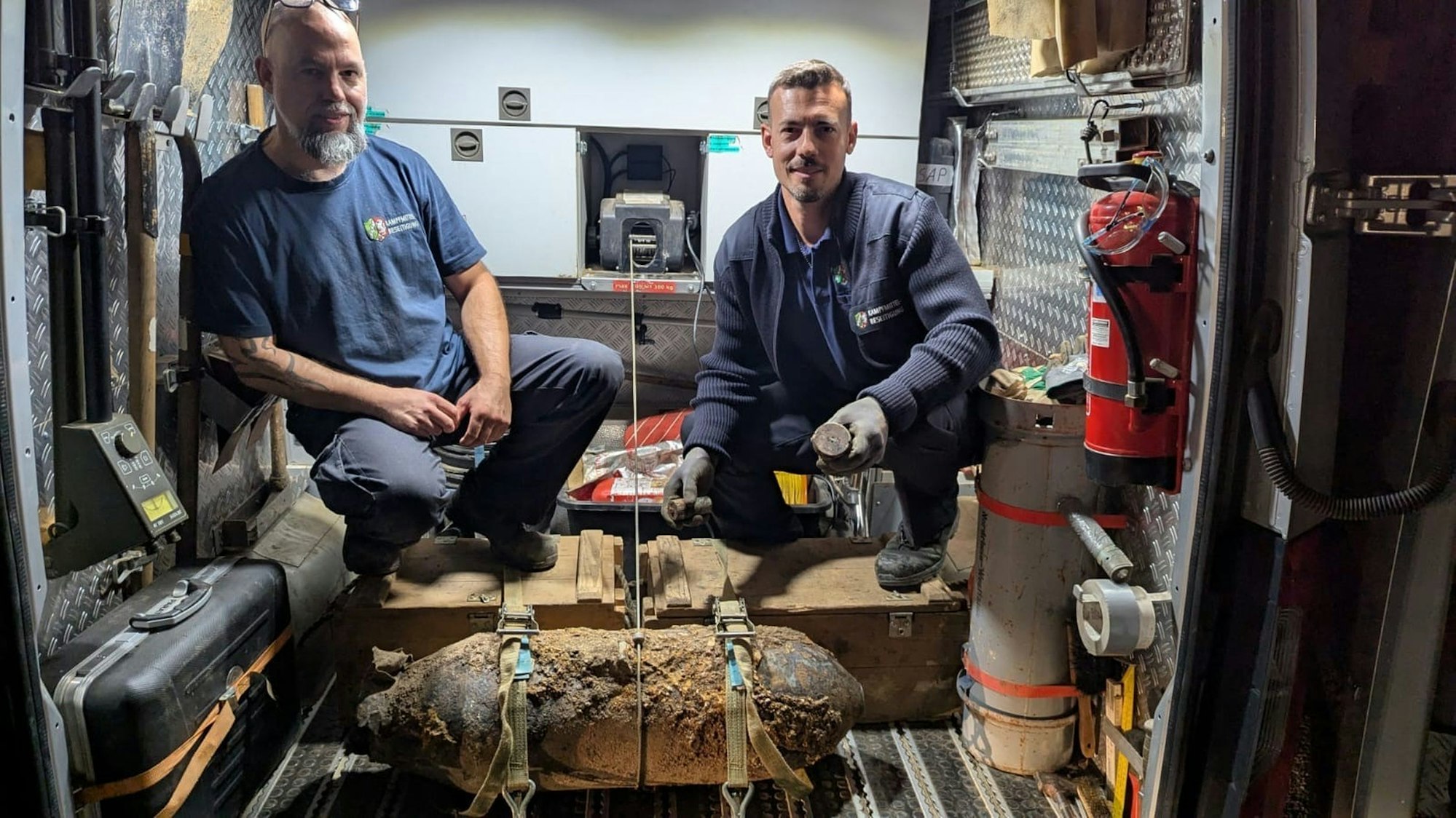 Das Bild zeigt die beiden Experten des Kampfmittelbeseitigungsdiensts mit der unschädlich gemachten Bombe.