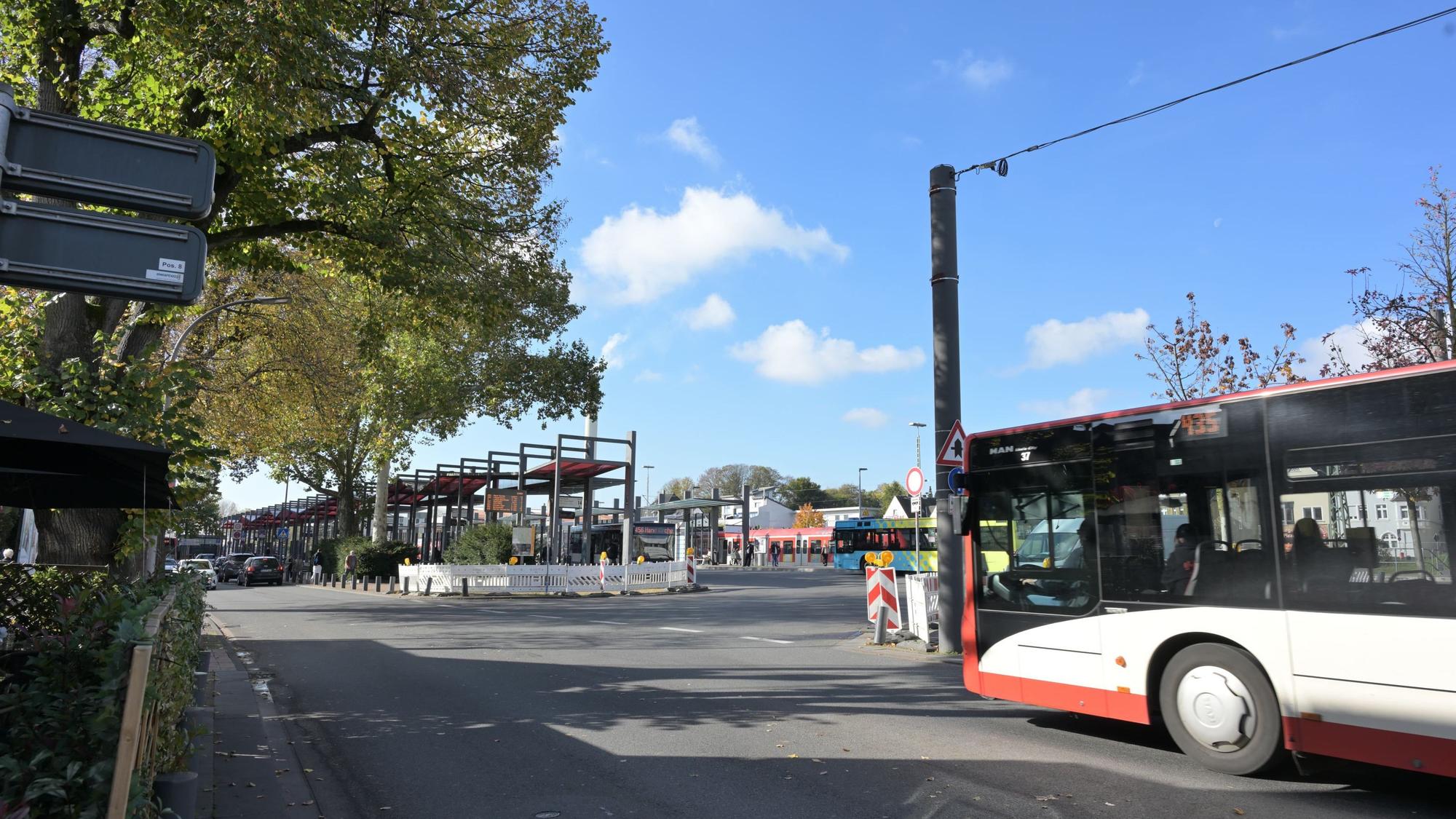 Das Foto zeigt den Busbahnhof in Bergisch Gladbach