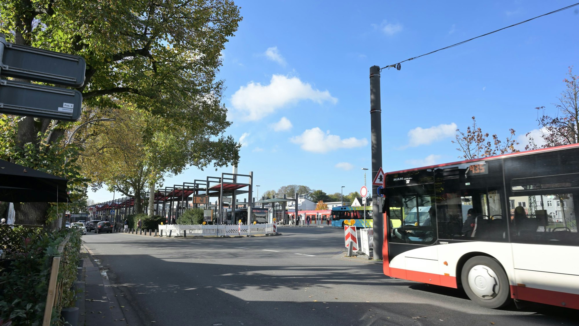 Das Foto zeigt den Busbahnhof in Bergisch Gladbach