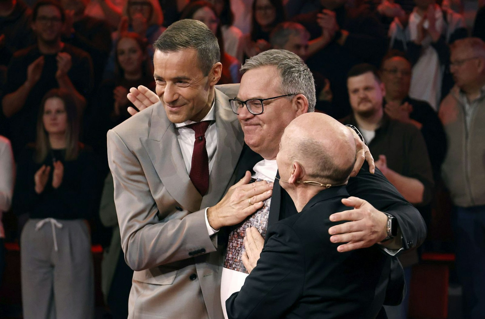 Im April feierte Elton (Mitte) seinen Abschied bei „Wer weiß denn sowas XXL“. (Bild: NDR/Matzen/ARD/UFA SHOW&FACTUAL)