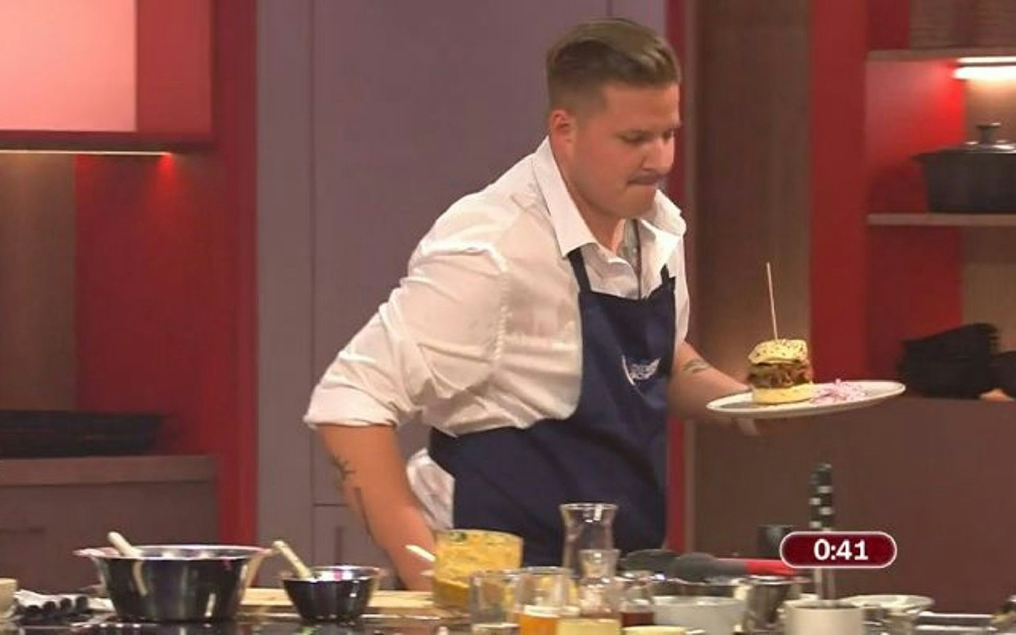 Paul zeigt sich siegessicher: Er habe extra ein Gericht gewählt, das nicht alltäglich ist. Allerdings scheint Johann damit kaum Probleme zu haben. „Locker“ werde er in der Zeit fertig, sagt er. (Bild: ZDF)