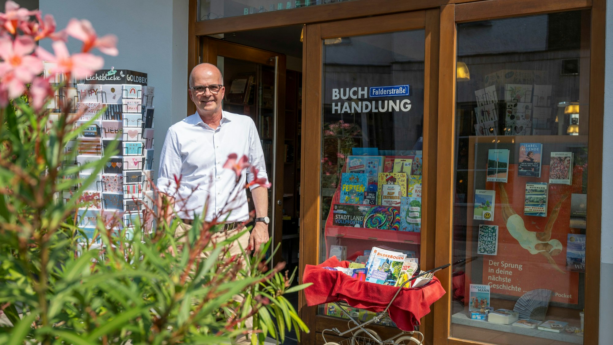 Markus Greitemann vor der Buchhandlung in Sürth.
