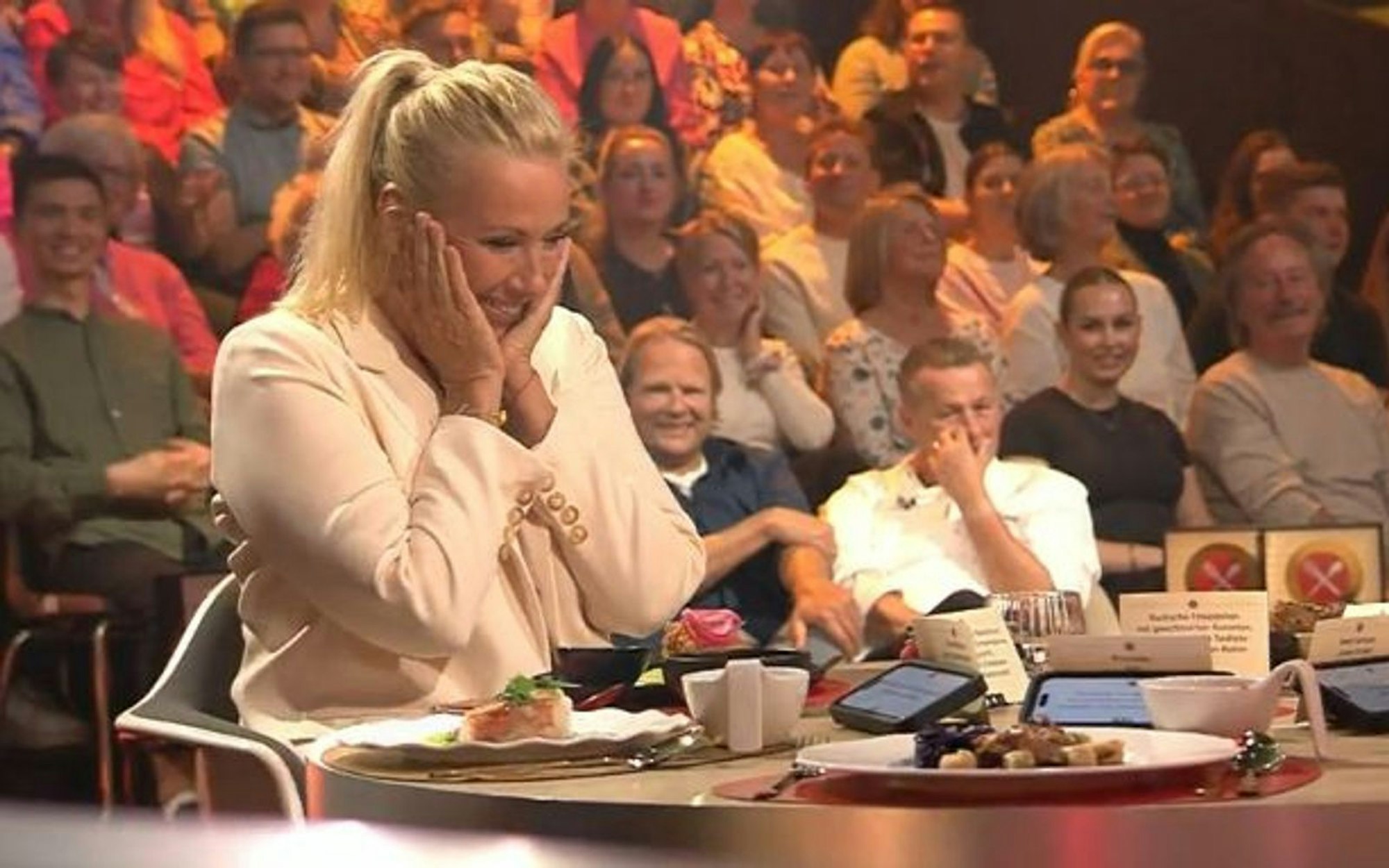 „Ich glaube, ich muss weinen“, freut sich „Kiwi“ über den Anblick der Teller. Für Pauls Backfisch verteilt sie direkt mal „100 Punkte“. (Bild: ZDF)