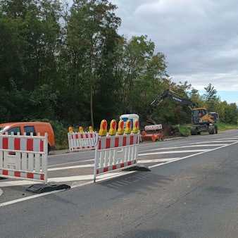 Das Bild zeigt Baustellenschilder an der K22n.