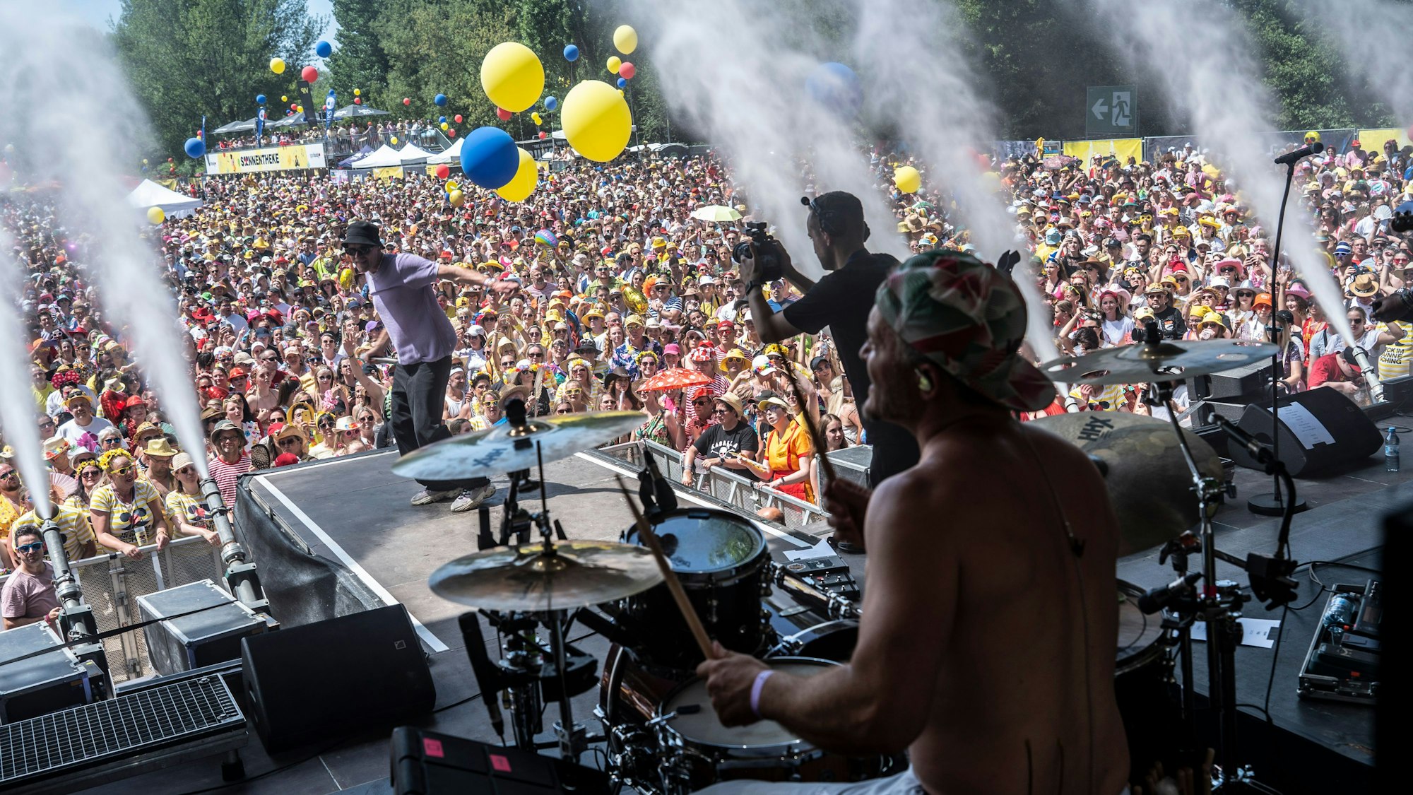 21.06.2025, Köln: Cat Ballou rocken die Bühne. Gegen die Hitze wird Wasser gesprüht. Das Sommerfestival "Jeck im Sunnesching" findet im Deutzer Jugenpark statt. Foto: Uwe Weiser