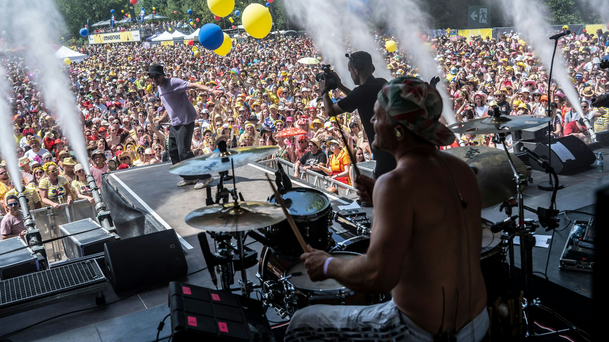 Bei Jeck im Sunnesching 2025 in Köln rocken Cat Ballou die Bühne. Gegen die Hitze wird Wasser gesprüht. Das Sommerfestival fand im Deutzer Jugenpark statt.