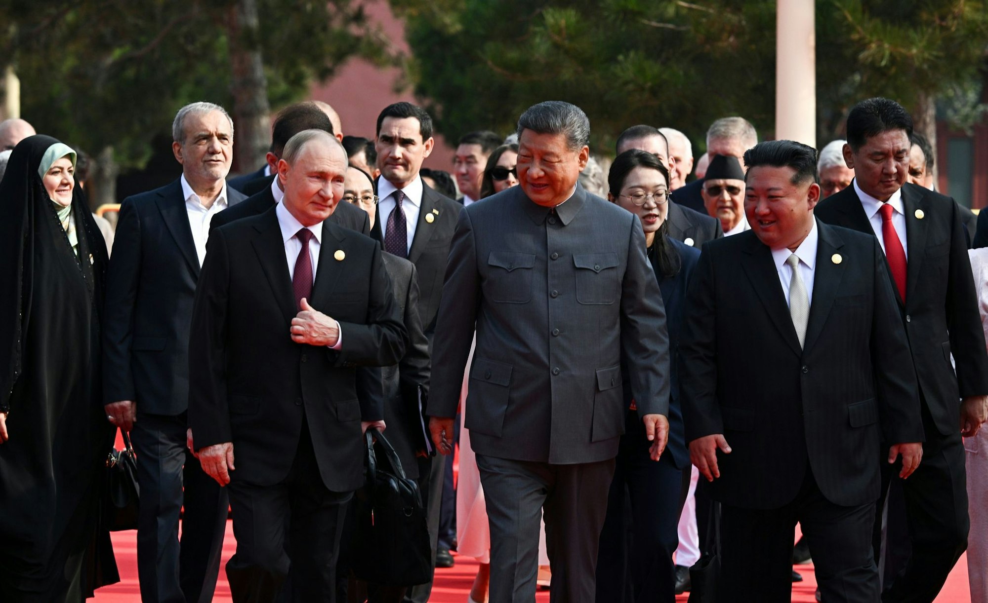 Der russische Präsident Wladimir Putin, der chinesische Präsident Xi Jinping und der nordkoreanische Machthaber Kim Jong Un kommen zu einer Militärparade anlässlich des 80. Jahrestages der Kapitulation Japans im Zweiten Weltkrieg.