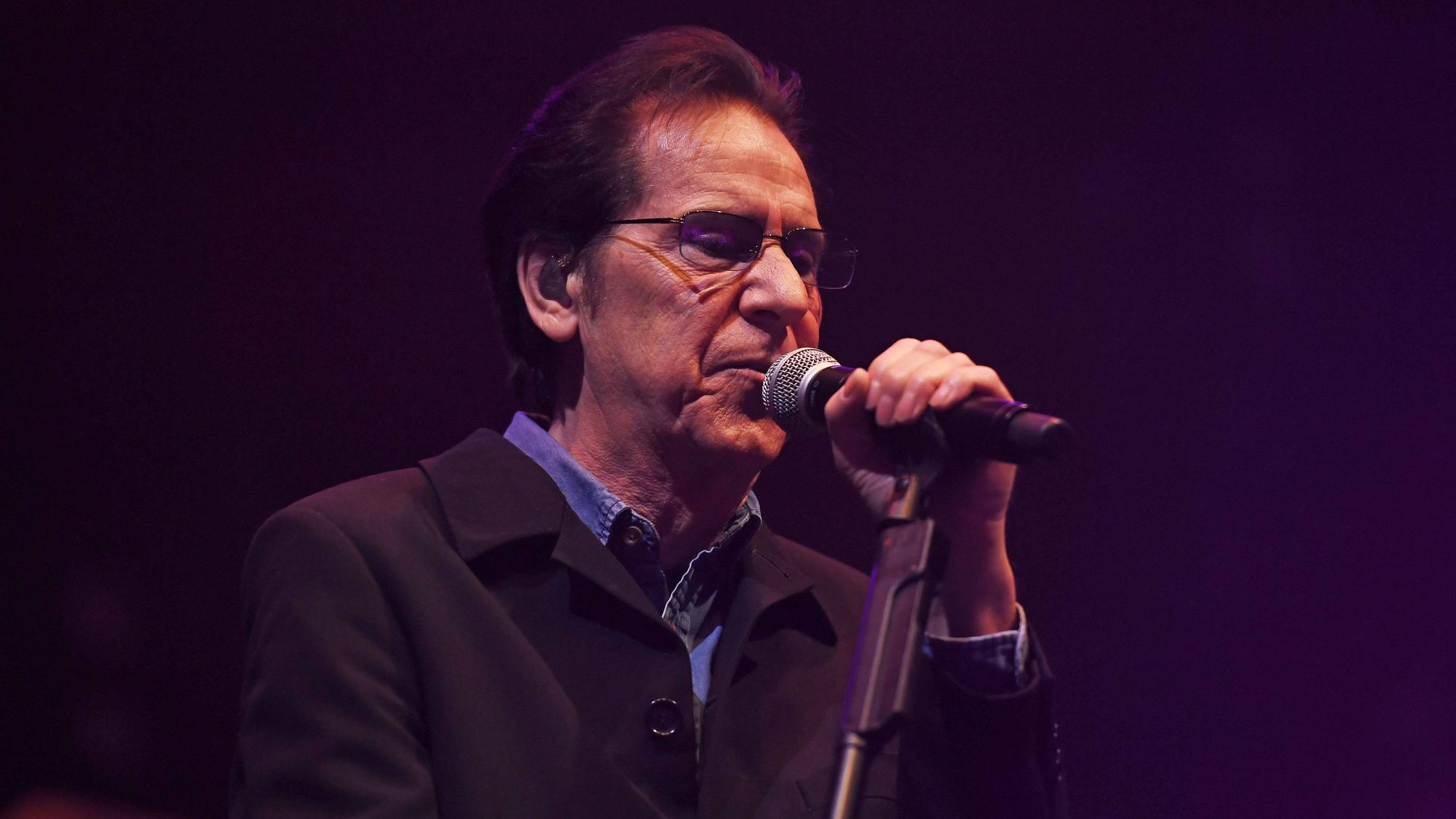 Shakin’ Stevens am Mikro.