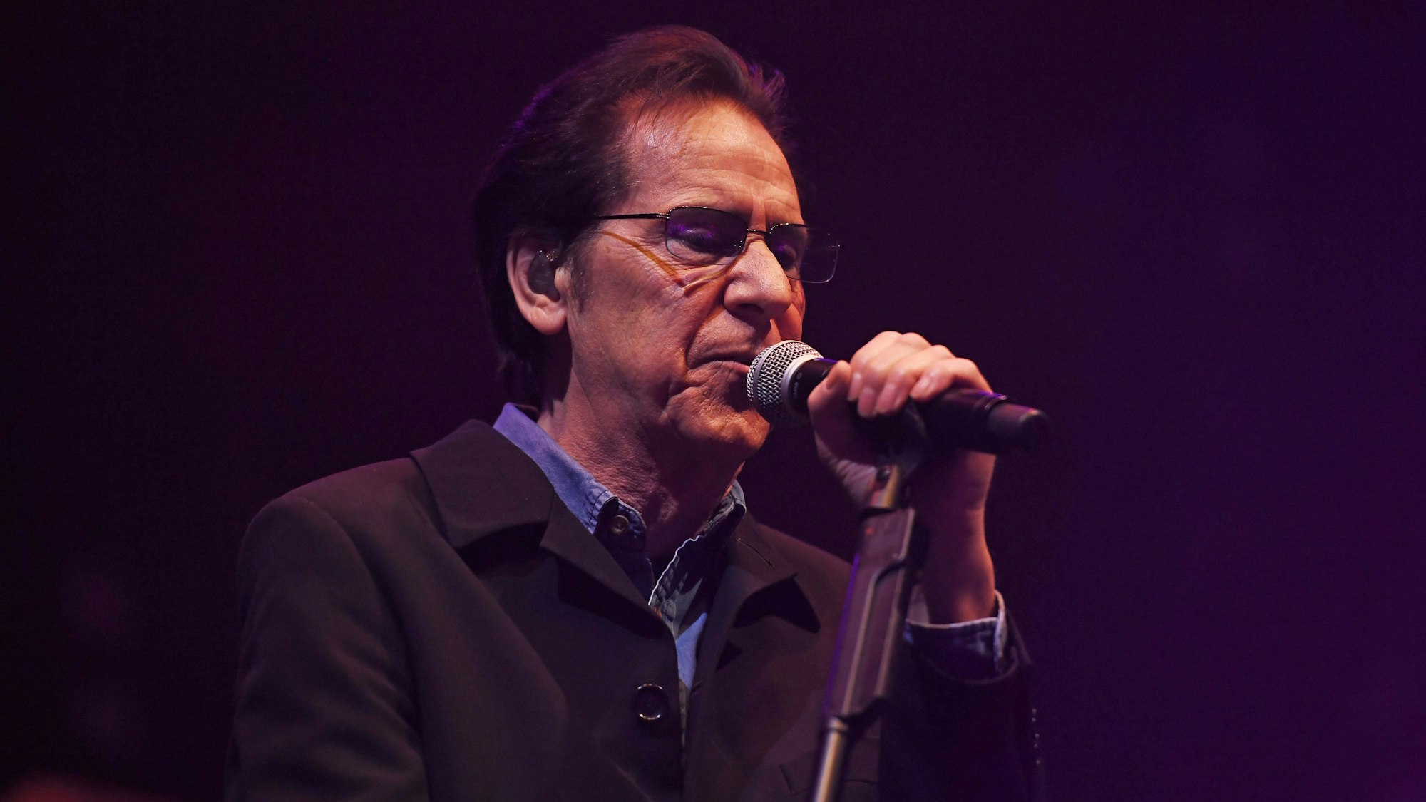 Shakin’ Stevens am Mikro.