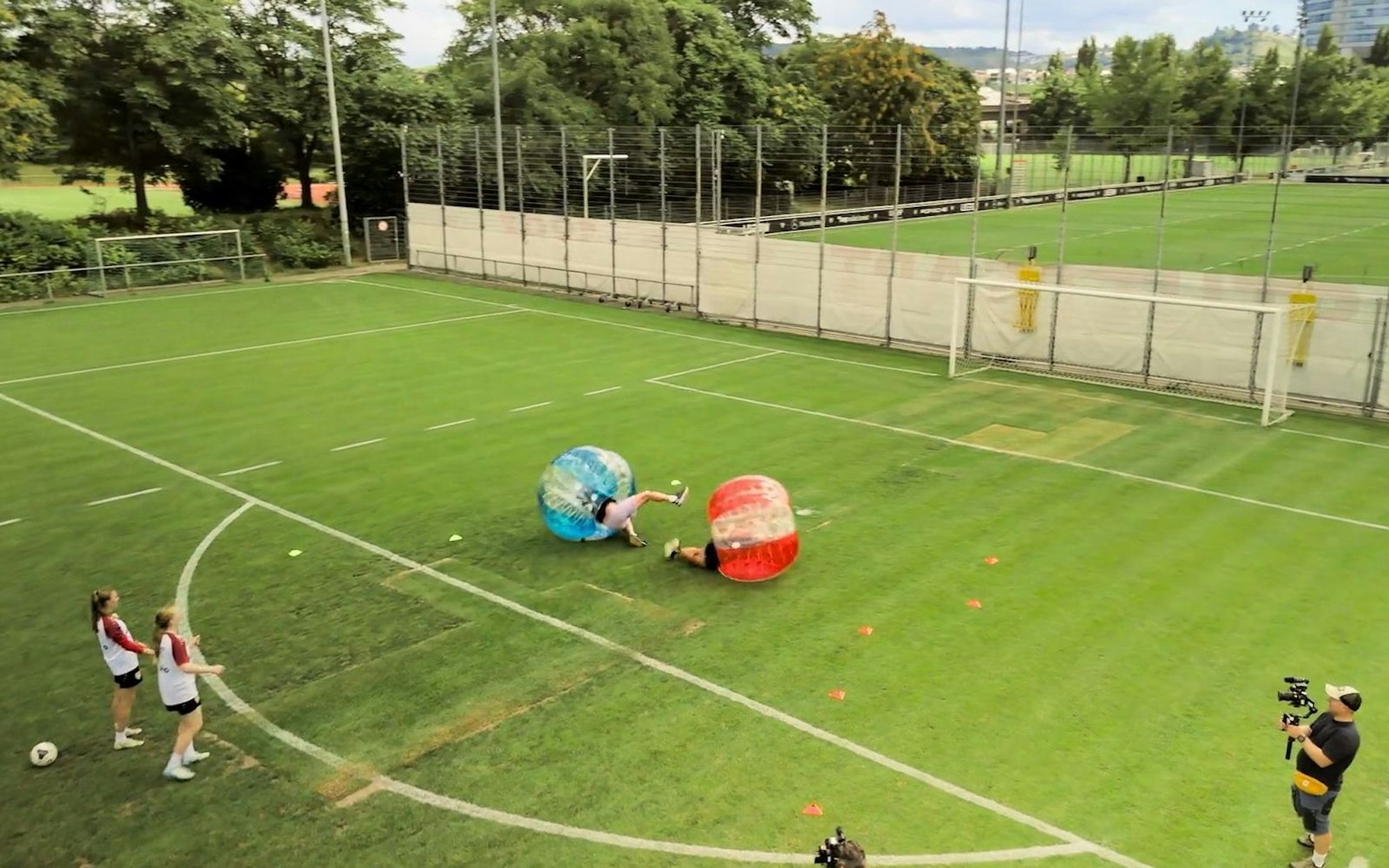 Patrick und Sina kugeln übers Spielfeld. (Bild: ARD/ Screenshot)