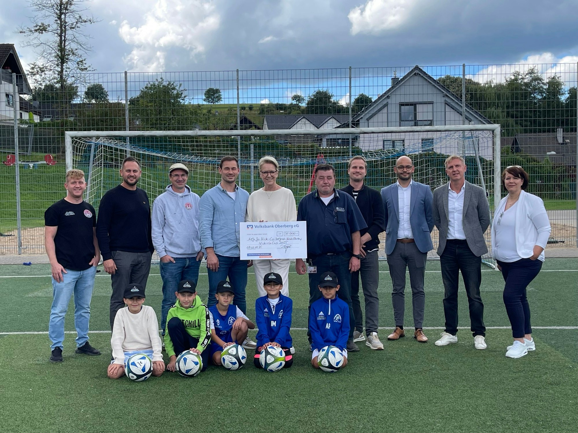 Gruppenfoto auf einem Fußballplatz im Tor.