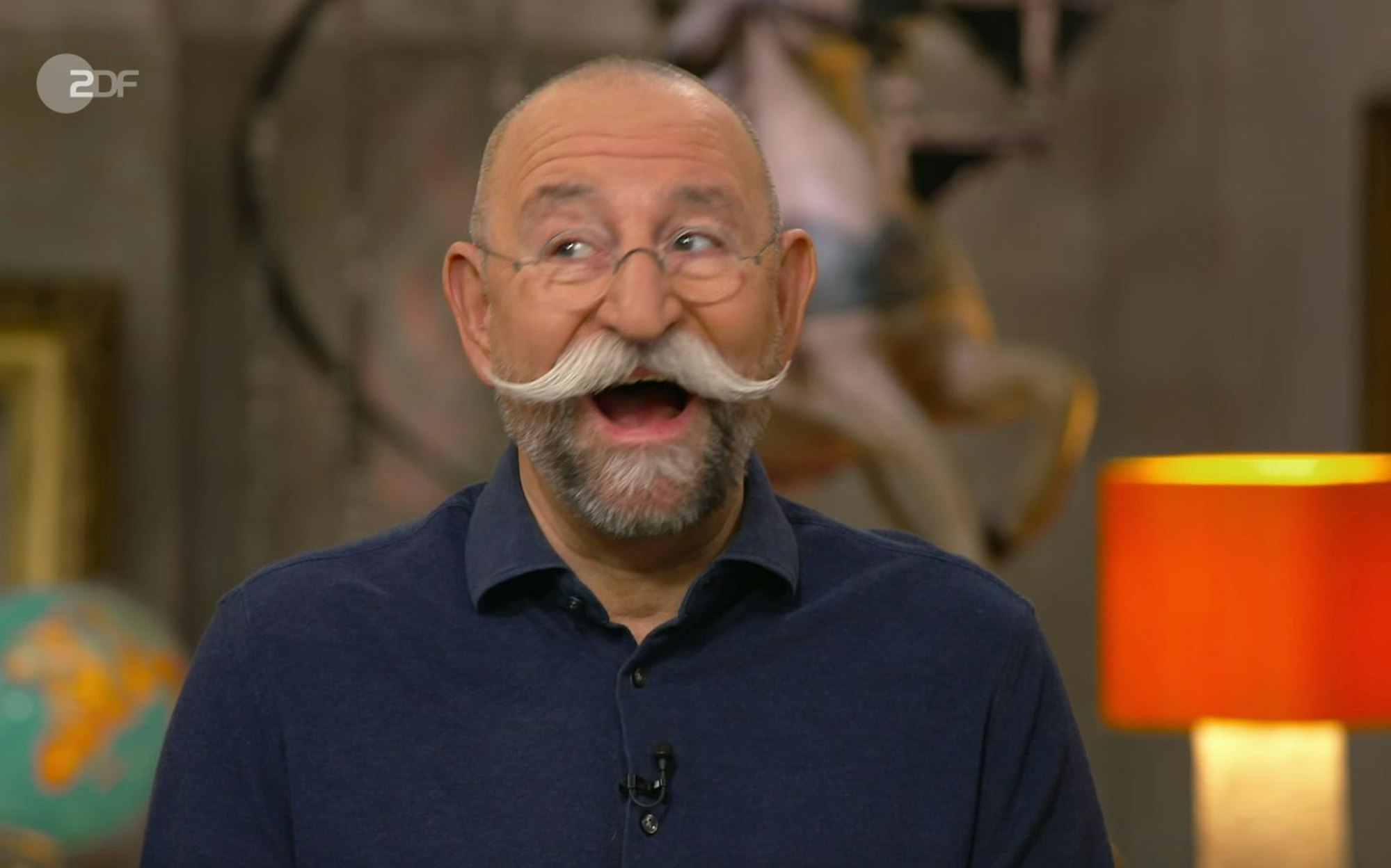 In der Mittwochsausgabe der ZDF-Trödelshow „Bares für Rares“ mit Horst Lichter wollten zwei Freundinnen ihre Restaurant-Rechnung vom Vorabend begleichen. (Bild: ZDF)