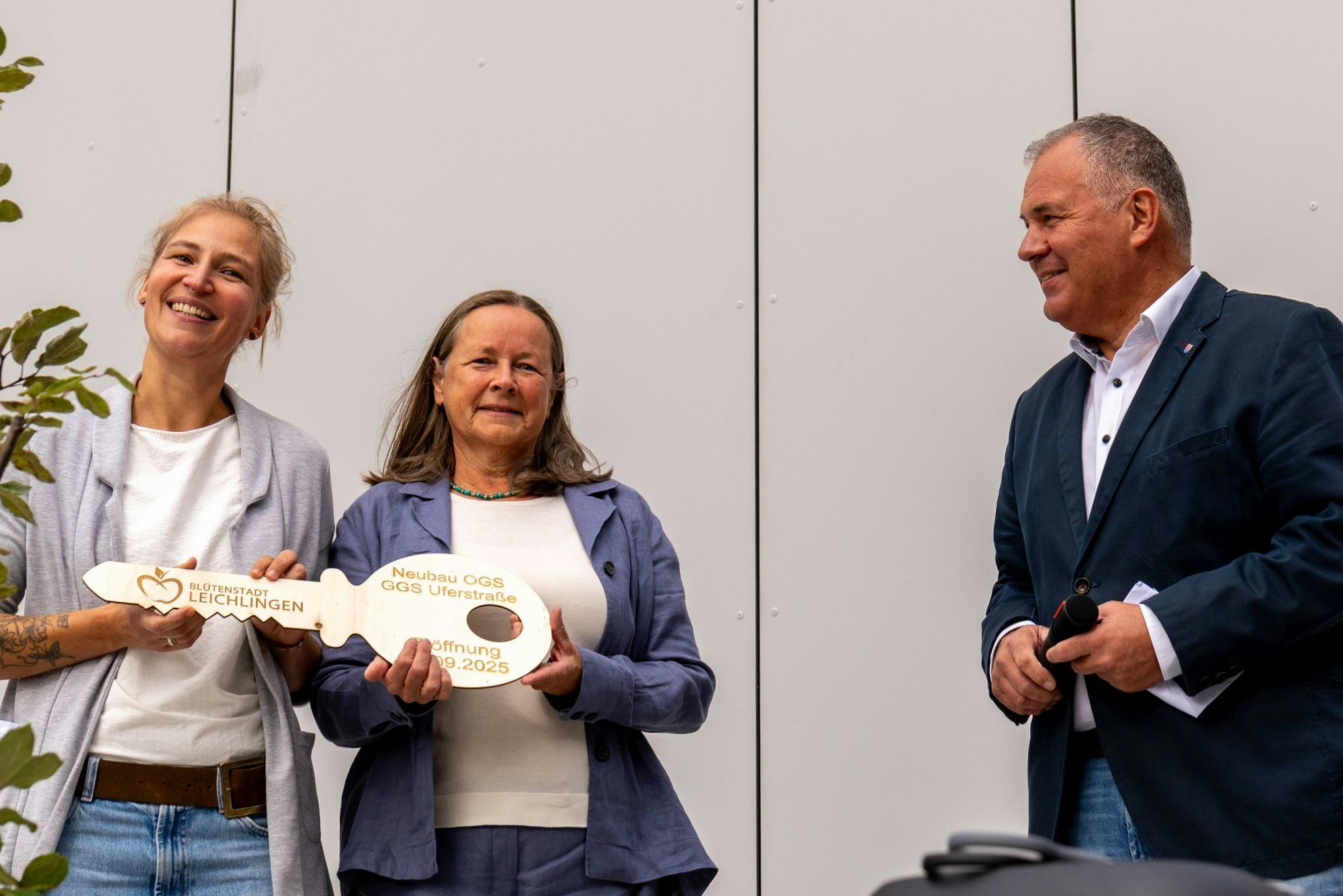 Jennifer Zaß (Leiterin der OGS) und Sabine Michel (Schulleitung GGS Uferstraße) mit Bürgermeister Frank Steffes.