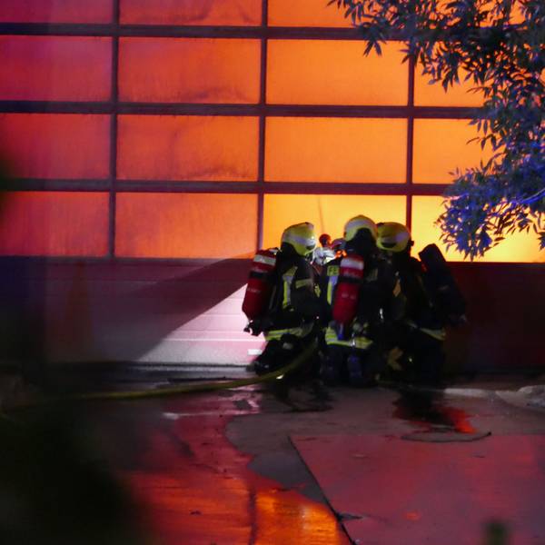 Die Feuerwehrleute können die Halle in Troisdorf nicht betreten und nur von außen löschen.