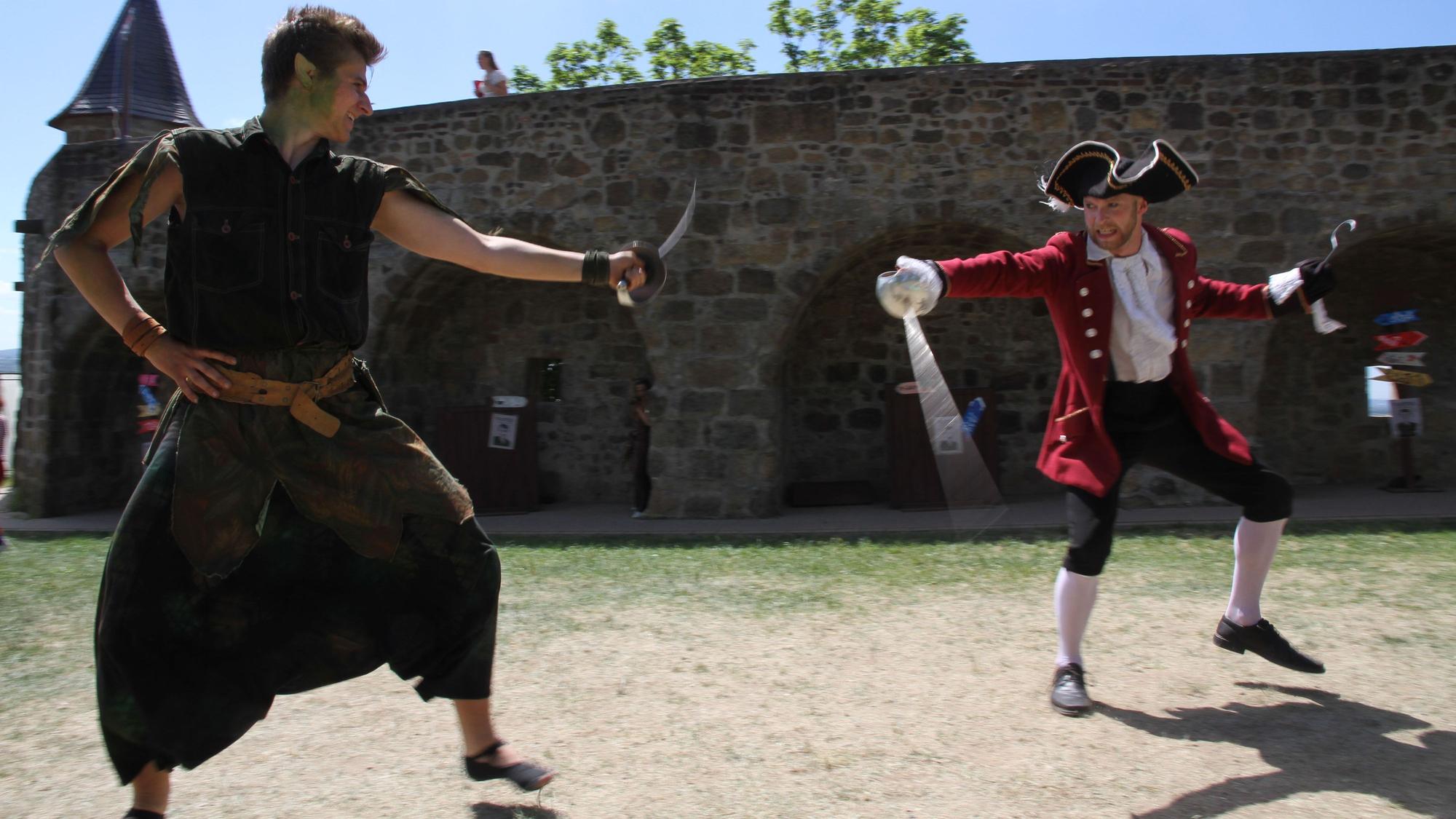 Peter Pan und Captain Hook erheben die Schwerter gegeneinander.