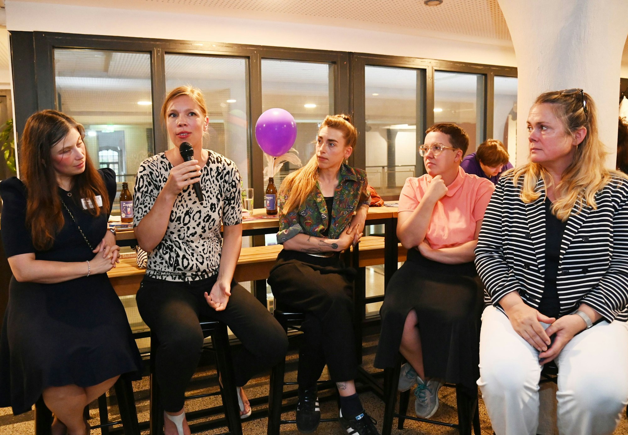Mütter aus dem Kölner Stadtrat tauschen sich über ihre Erfahrungen aus (v.l.): Jennifer Glashagen (Volt), Sarah Zöllner (Autorin), Karina Syndicus (Gut und Klima-Freunde), Denise Abé (Grüne), Stefanie Ruffen (FDP).