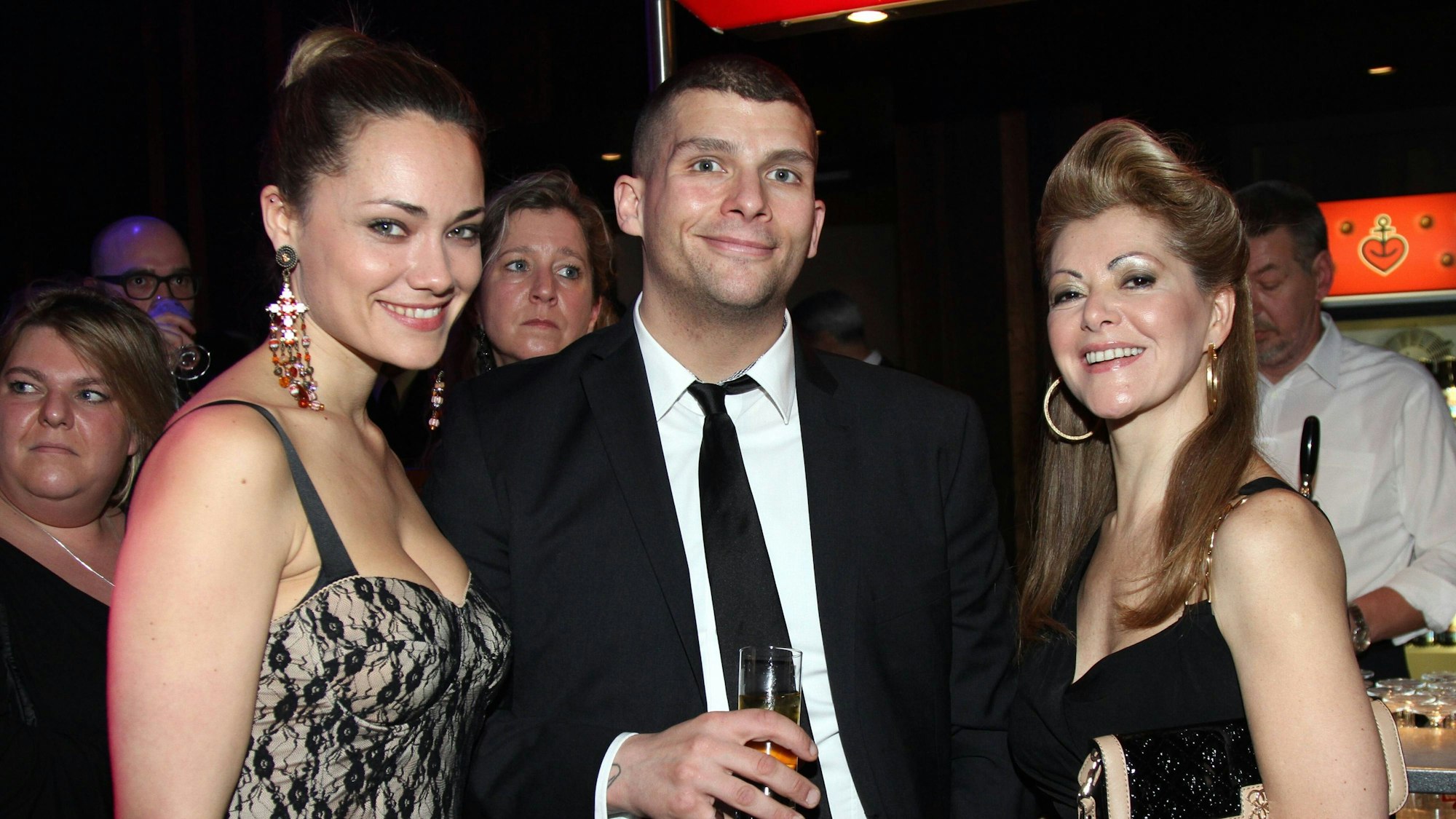 Tarek Ehlail (M.) mit Sarah Maria Besgen (l.) und Hanni Bergesch (r.) beim Neujahrsempfang 2013 im Hotel Empire Riverside in Hamburg.