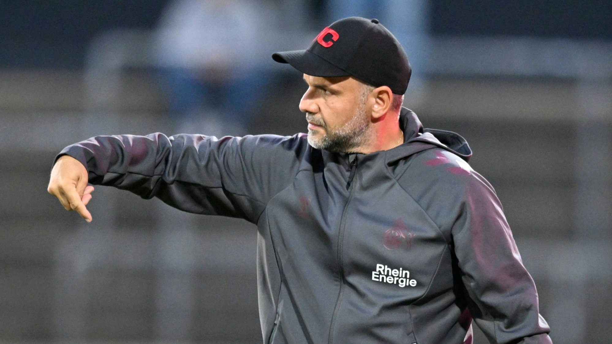 GER, Regionalliga West, 1. FC Köln U21, U 21 vs. Wuppertaler SV / 01.09.2025, Köln , Franz-Kremer-Stadion, GER, Regionalliga West, 1. FC Köln U21 vs. Wuppertaler SV DFB- Regionalliga West regulations prohibit any use of photographs as image sequences and/or quasi-video im Bild Trainer Evangelos Sbonias 1. FC Köln U21 gibt Anweisungen . *** GER, Regionalliga West, 1 FC Köln U21 vs Wuppertaler SV 01 09 2025, Köln , Franz Kremer Stadion, GER, Regionalliga West, 1 FC Köln U21 vs Wuppertaler SV DFB Regionalliga West regulations prohibit any use of photographs as image sequences and or quasi video in the picture Coach Evangelos Sbonias 1 FC Köln U21 gives instructions NordphotoxGmbHx/xFreund nph00018