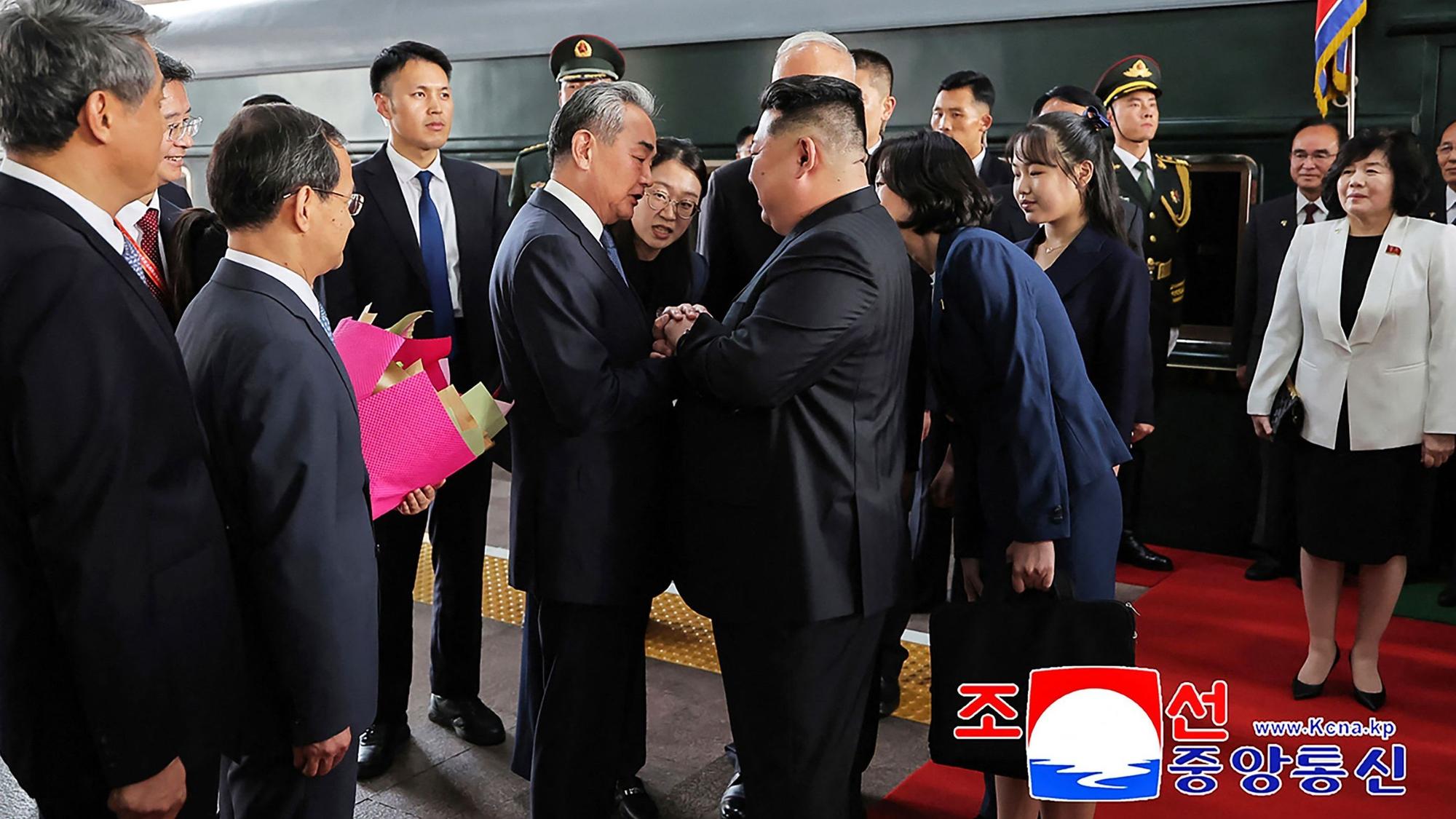 Kim Jong Un und Tochter Ju Ae werden in Peking von Chinas Außenminister Wang Yi empfangen.