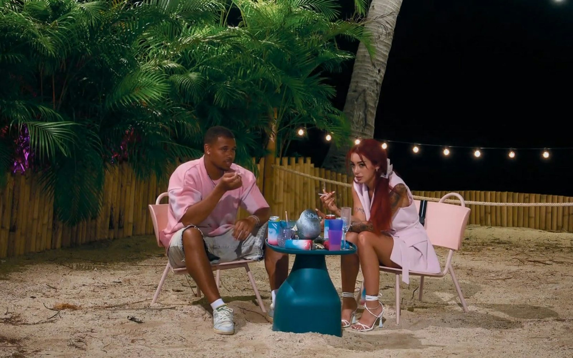 Ihr Flirt Kevin ist auch an Ariel interessiert. (Bild: RTL+)