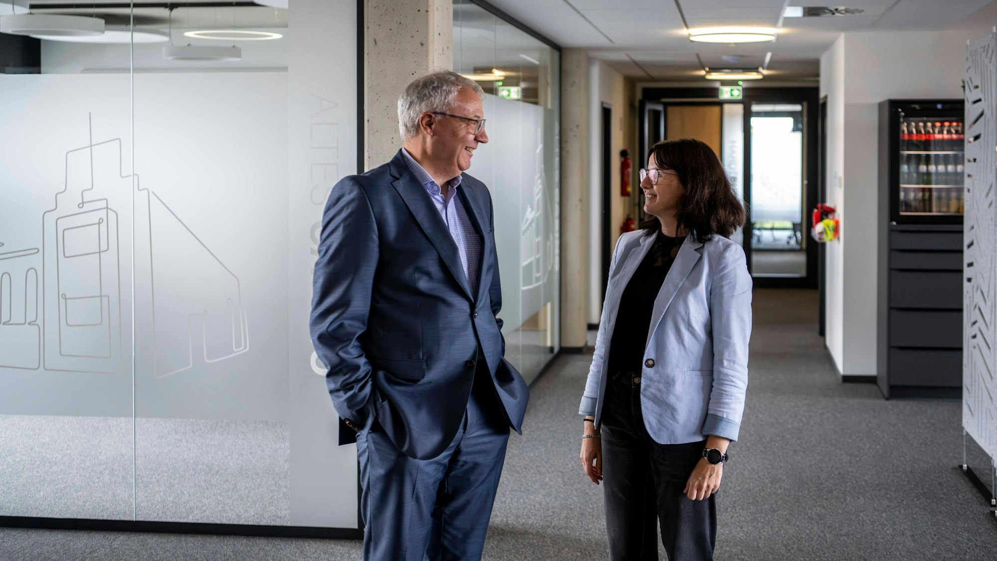 Das Bild zeigt die beiden Obengenannten, die sich unterhalten.