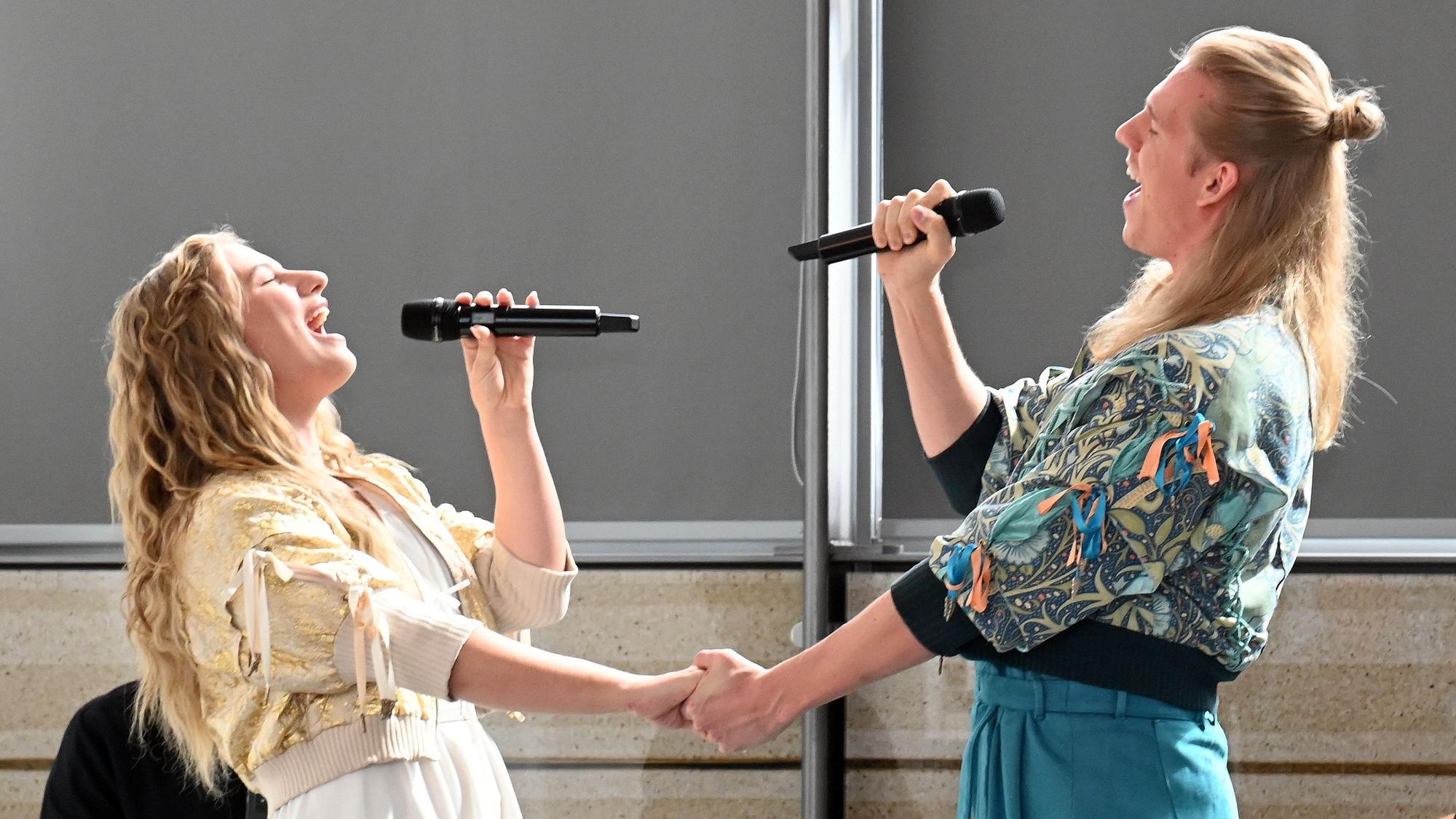 Vorstellung des neuen Musicals „Romeo & Julia – Liebe ist alles“ mit Julia (Laura Schatz) und Romeo (Matts Visser).