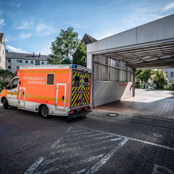 Rettungsdienst: Ein Rettungswagen (RTW) fährt aus der Notfall-Ambulanz-Garage des Opladener Remigius-Krankenhaus aus. . Bild: Ralf Krieger