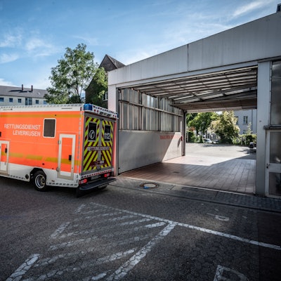 Rettungsdienst: Ein Rettungswagen (RTW) fährt aus der Notfall-Ambulanz-Garage des Opladener Remigius-Krankenhaus aus. . Bild: Ralf Krieger