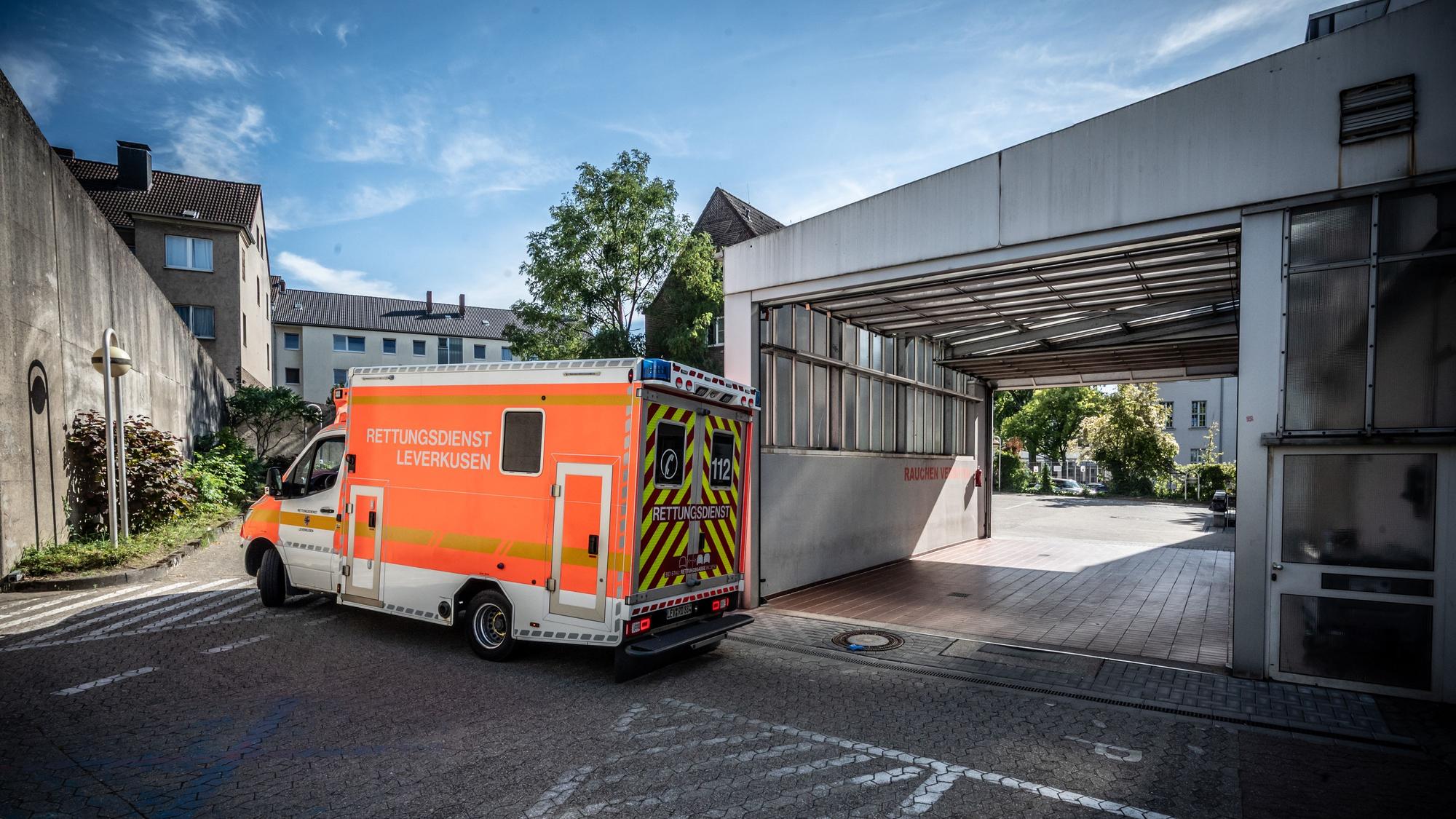 Rettungsdienst: Ein Rettungswagen (RTW) fährt aus der Notfall-Ambulanz-Garage des Opladener Remigius-Krankenhaus aus. . Bild: Ralf Krieger