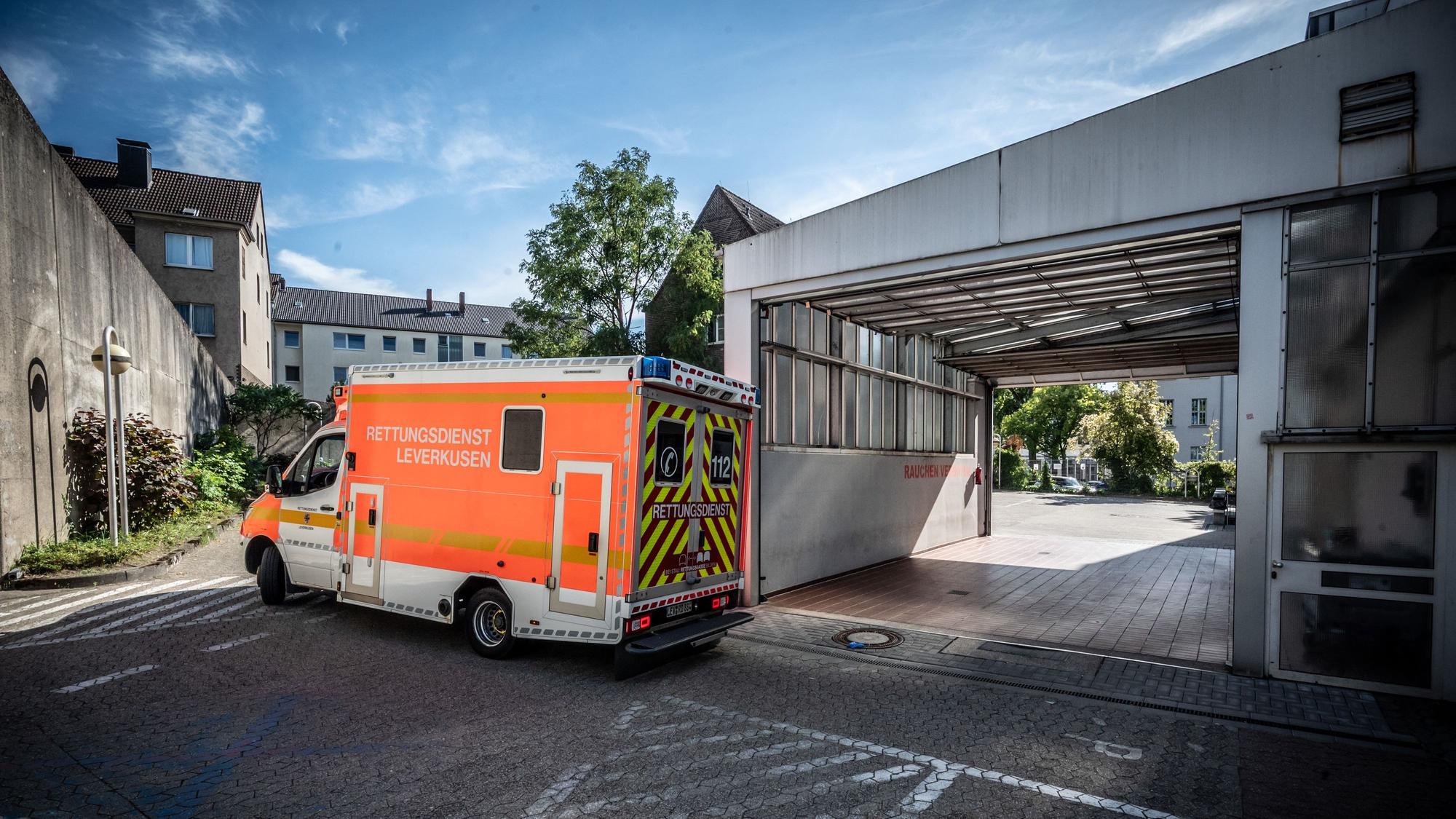 Ein Rettungswagen (RTW) fährt aus der Notfall-Ambulanz-Garage des Opladener Remigius-Krankenhaus aus.