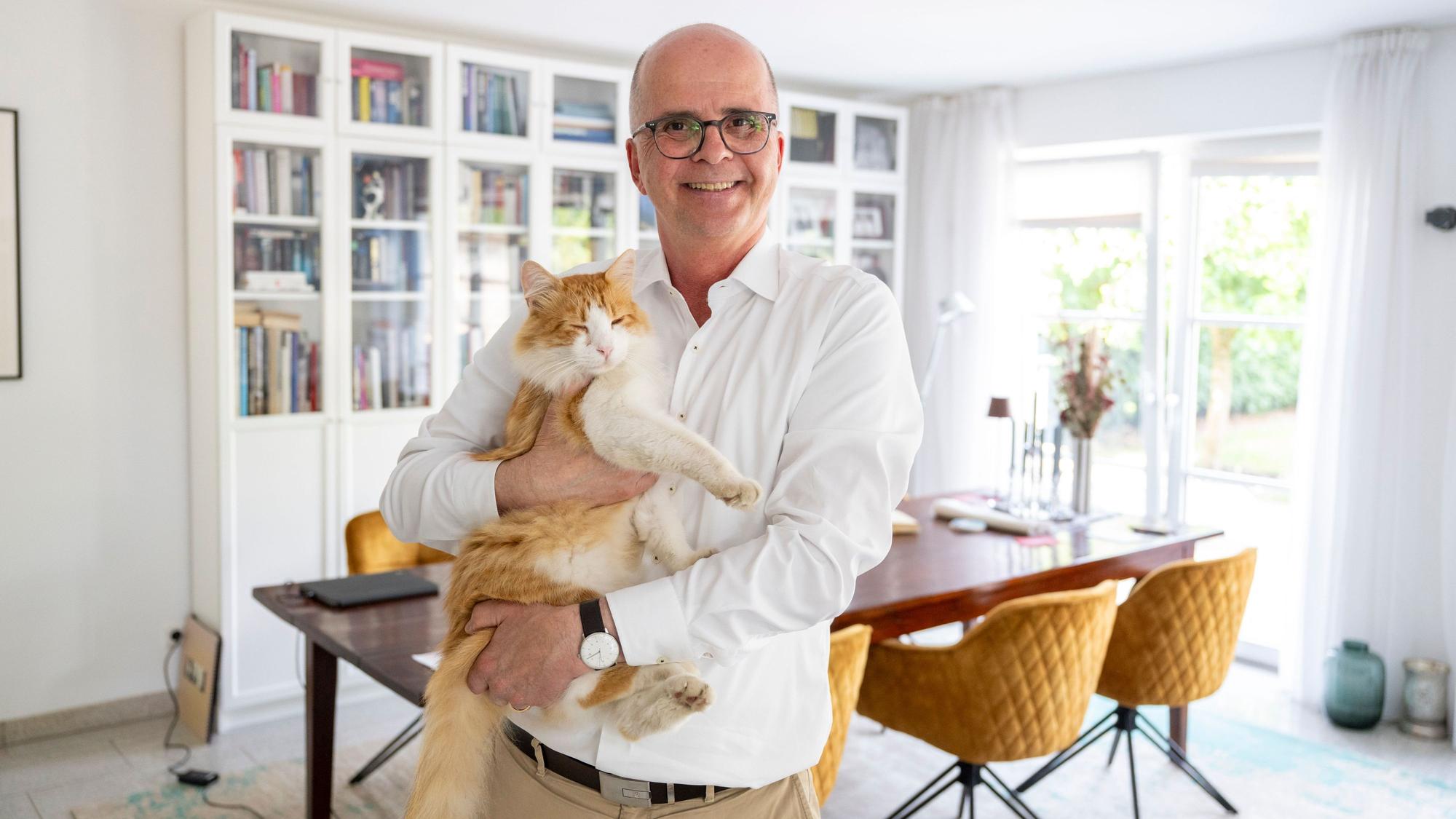 Markus Greitemann mit seinem Kater.