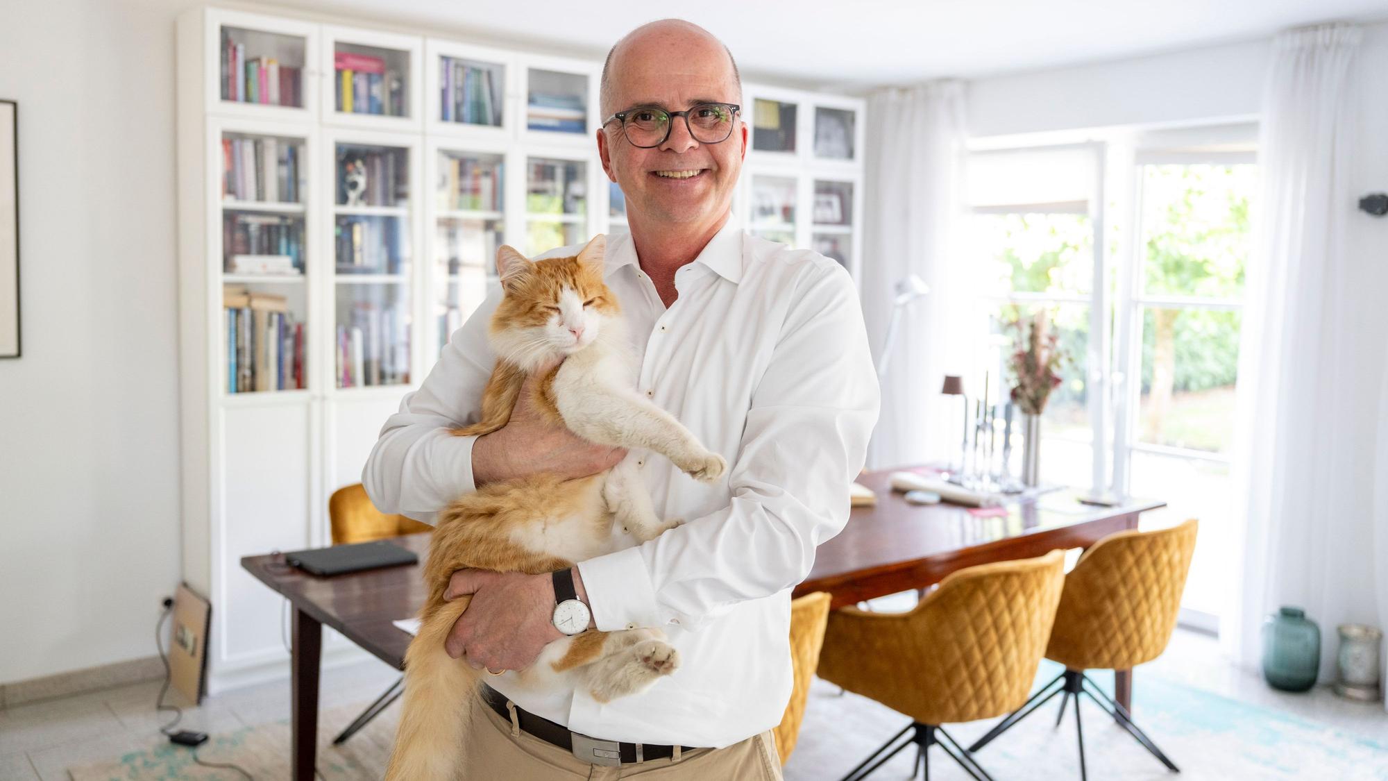 August 2025 im OB-Wahlkampf: Markus Greitemann mit seiner Katze im Wohnzimmer seiner Wohnung.