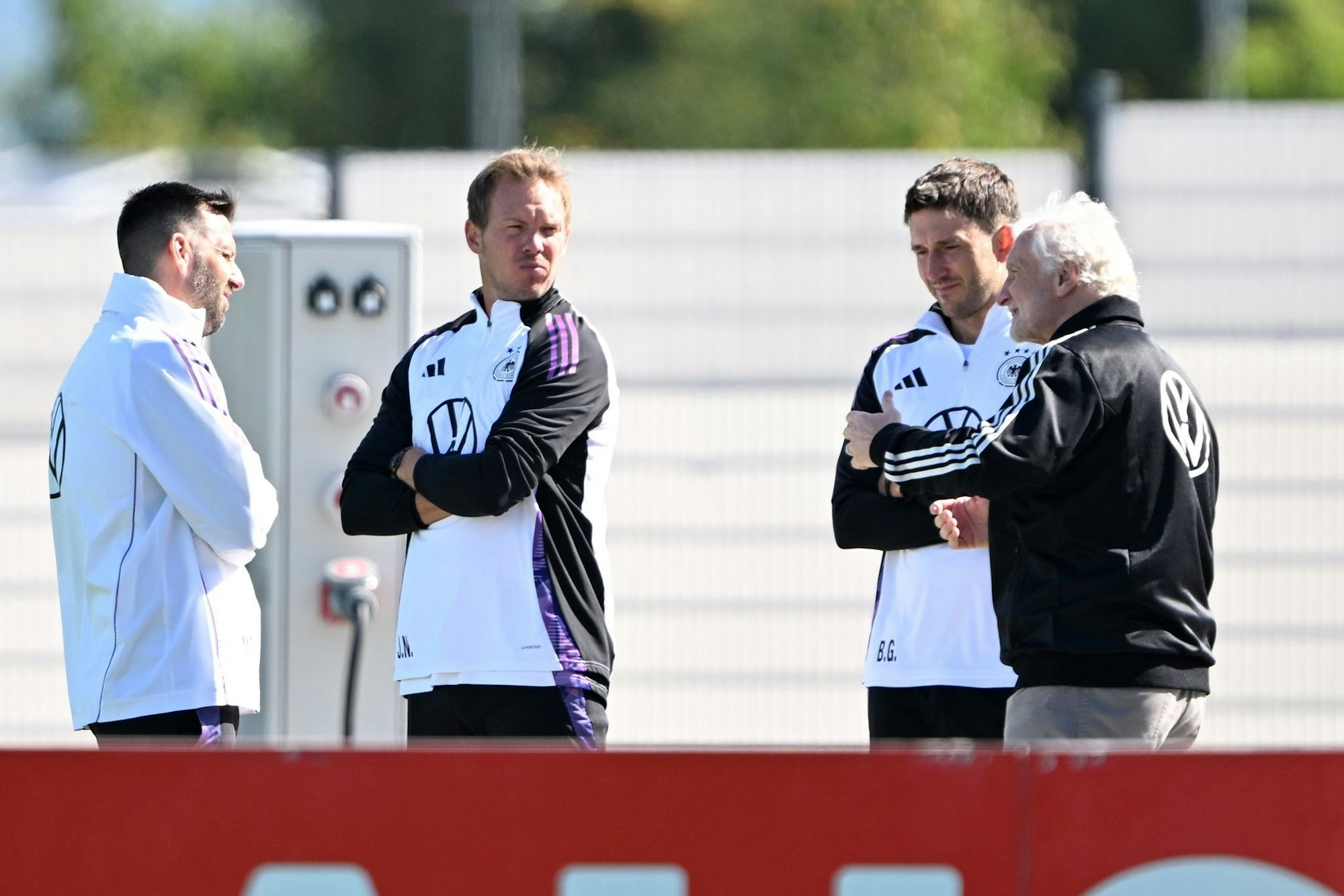 Sportdirektor Rudi Völler (r.) spricht mit Bundestrainer Julian Nagelsmann (2.v.l.) vor dem Training.